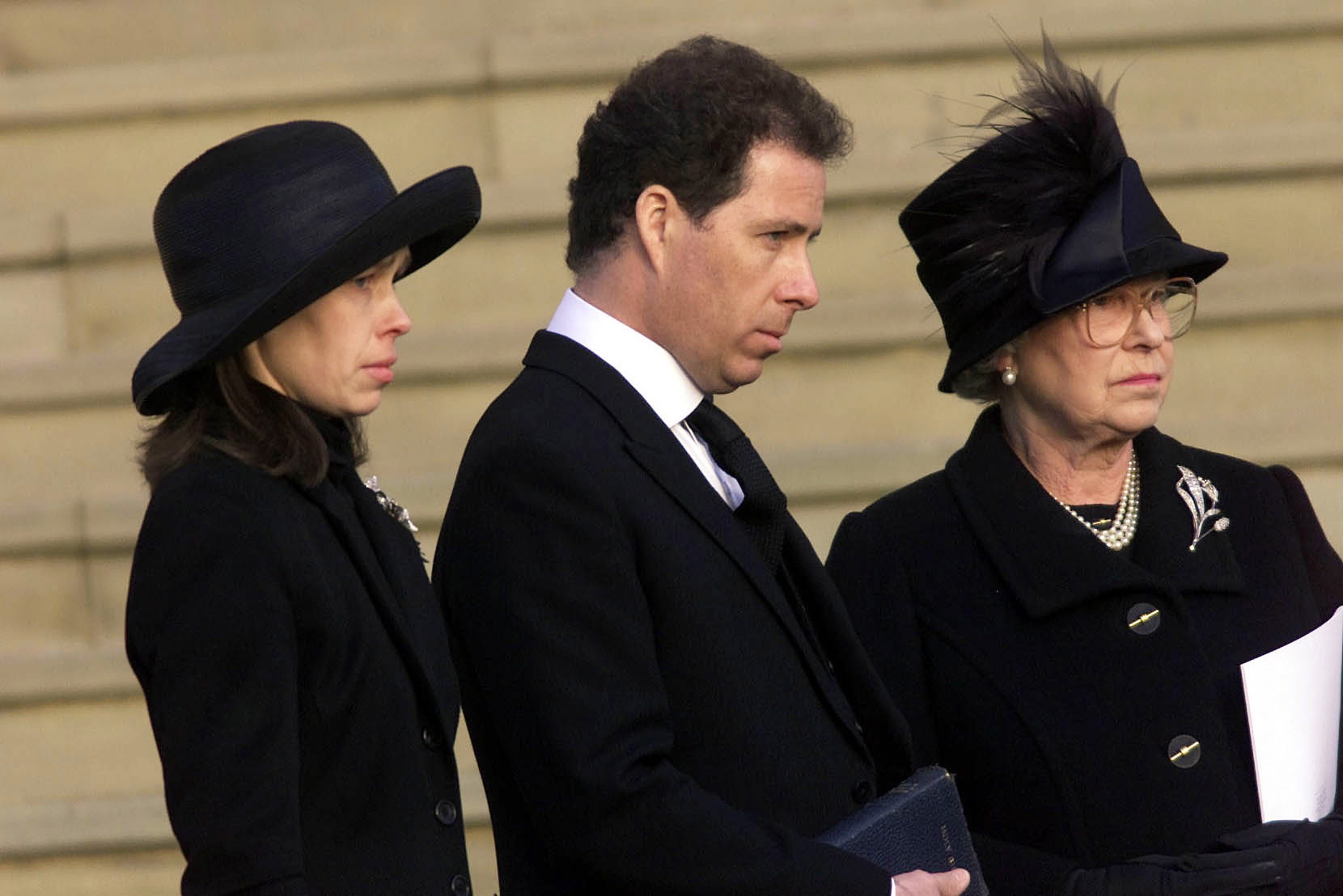 Lady Sarah Chatto, David Armstrong-Jones Linley y la Reina Elizabeth II durante el funeral de la Princesa Margaret en la Capilla de San Jorge el 15 de febrero de 2002 en el Castillo de Windsor, Reino Unido. | Fuente: Getty Images