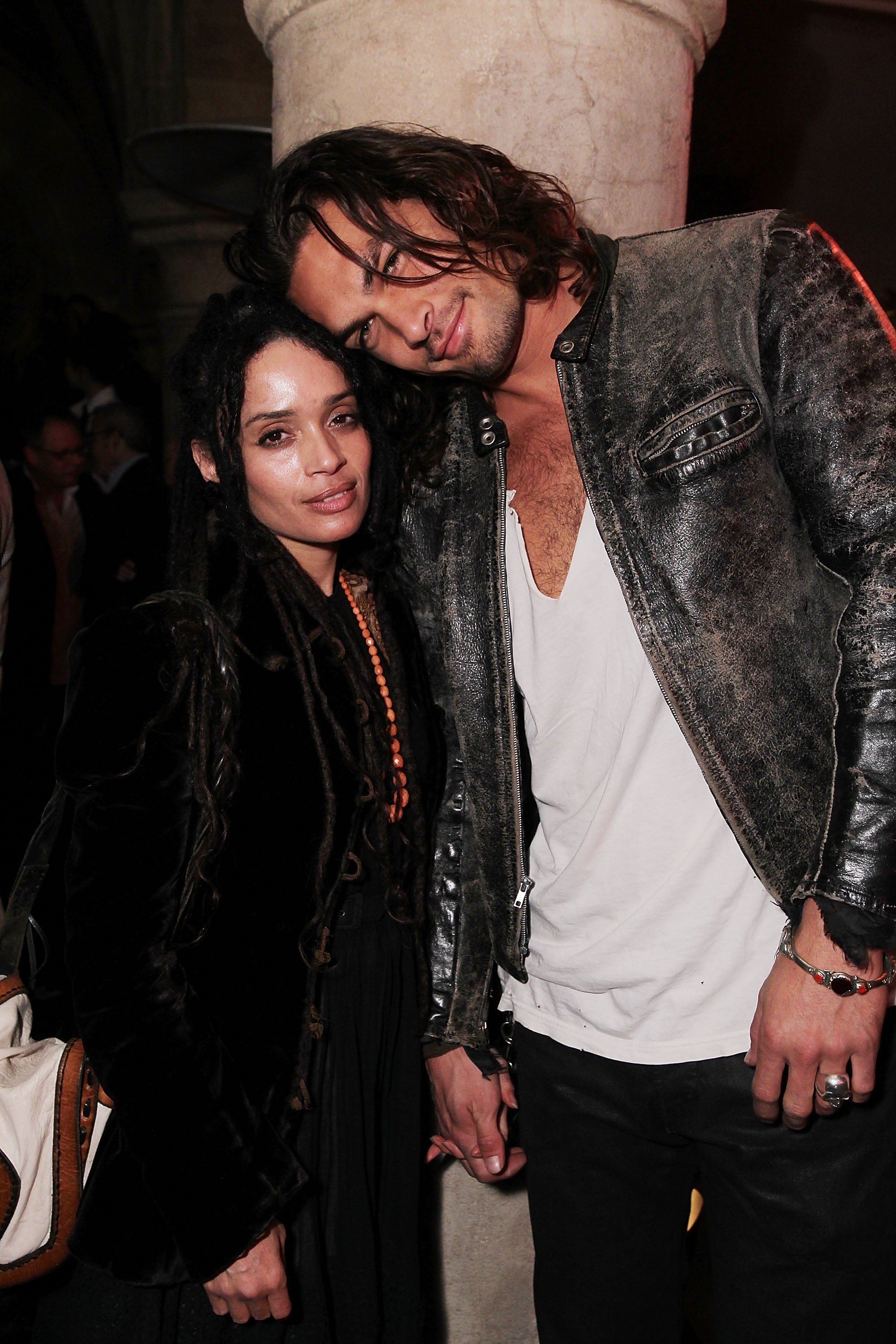 Lisa Bonet y Jason Momoa en una fiesta de Entertainment Weekly el 25 de febrero de 2010 en Los Ángeles, California. | Foto: Getty Images