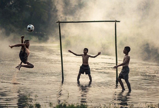Niños jugando fútbol callejero. | Foto: Pixabay