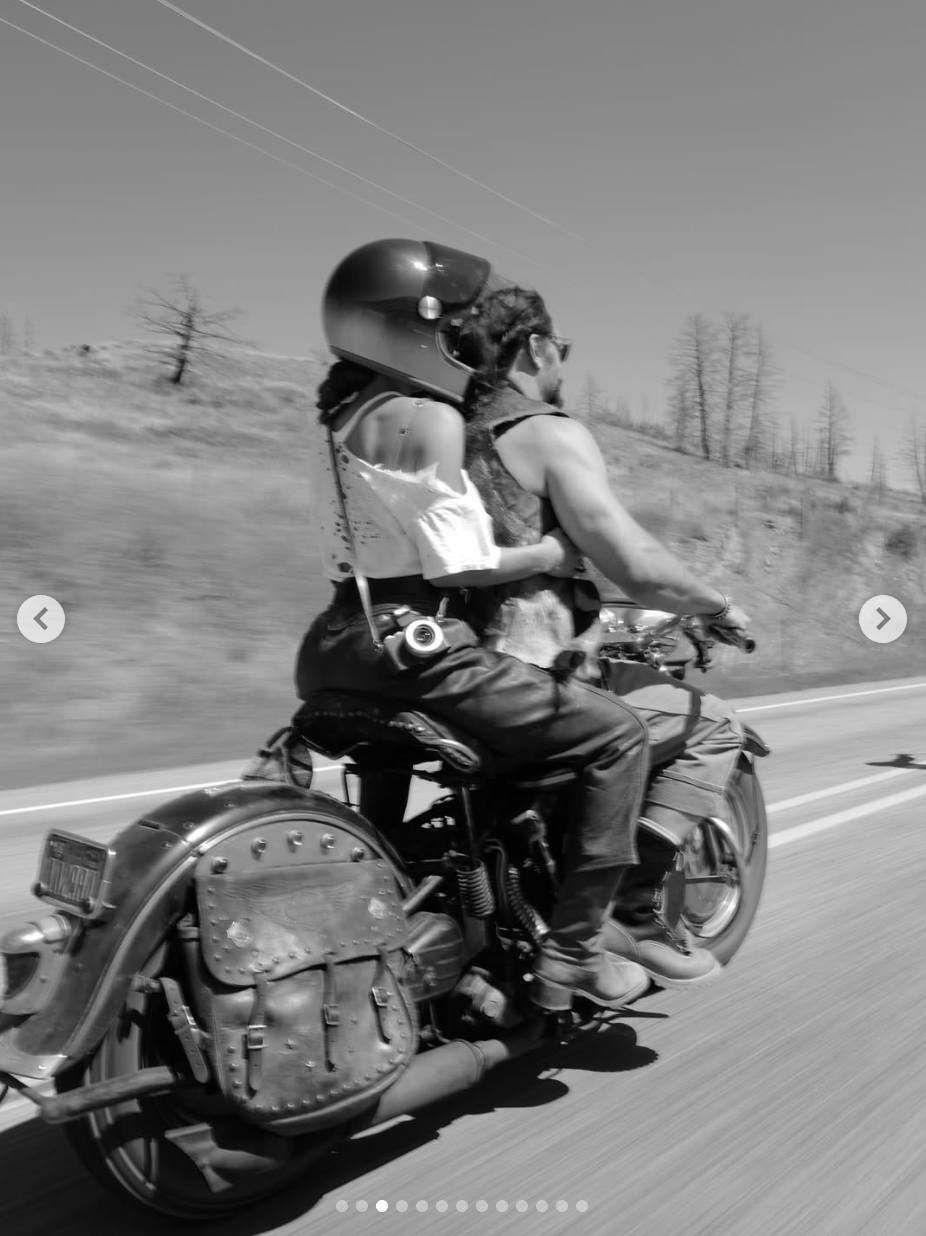 Adria Arjona se sienta detrás de Jason Momoa mientras conduce una moto, en una foto fechada el 1 de agosto de 2025 | Fuente: Instagram/adriaarjona