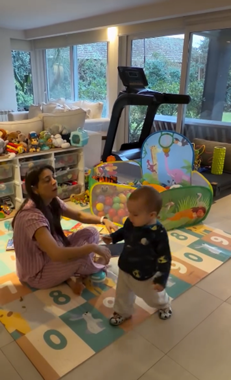 Sol Pérez mostrando la técnica de estimulación para su hijo Marco en el rincón que ella y su esposo Guido Mazzoni crearon para el pequeño | Fuente: Instagram/lasobrideperez