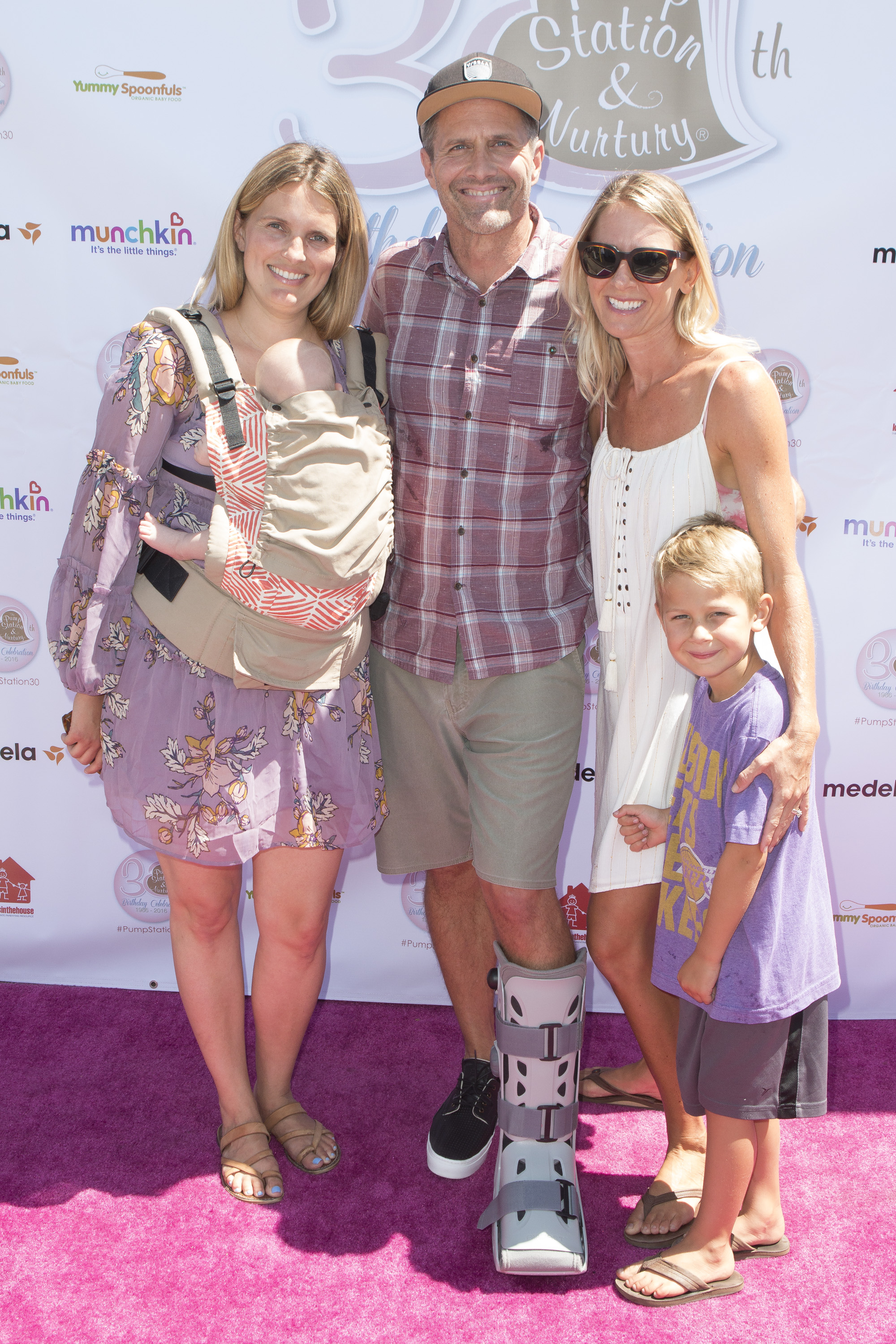 El actor con su esposa Erin Bolte y la directora de divulgación de Healthy Child Healthy World, Meredith McMahon, asisten a la celebración del 30 aniversario de Pump Station and Nurtury en Pump Station & Nurtury el 14 de agosto de 2016 | Fuente: Getty Images