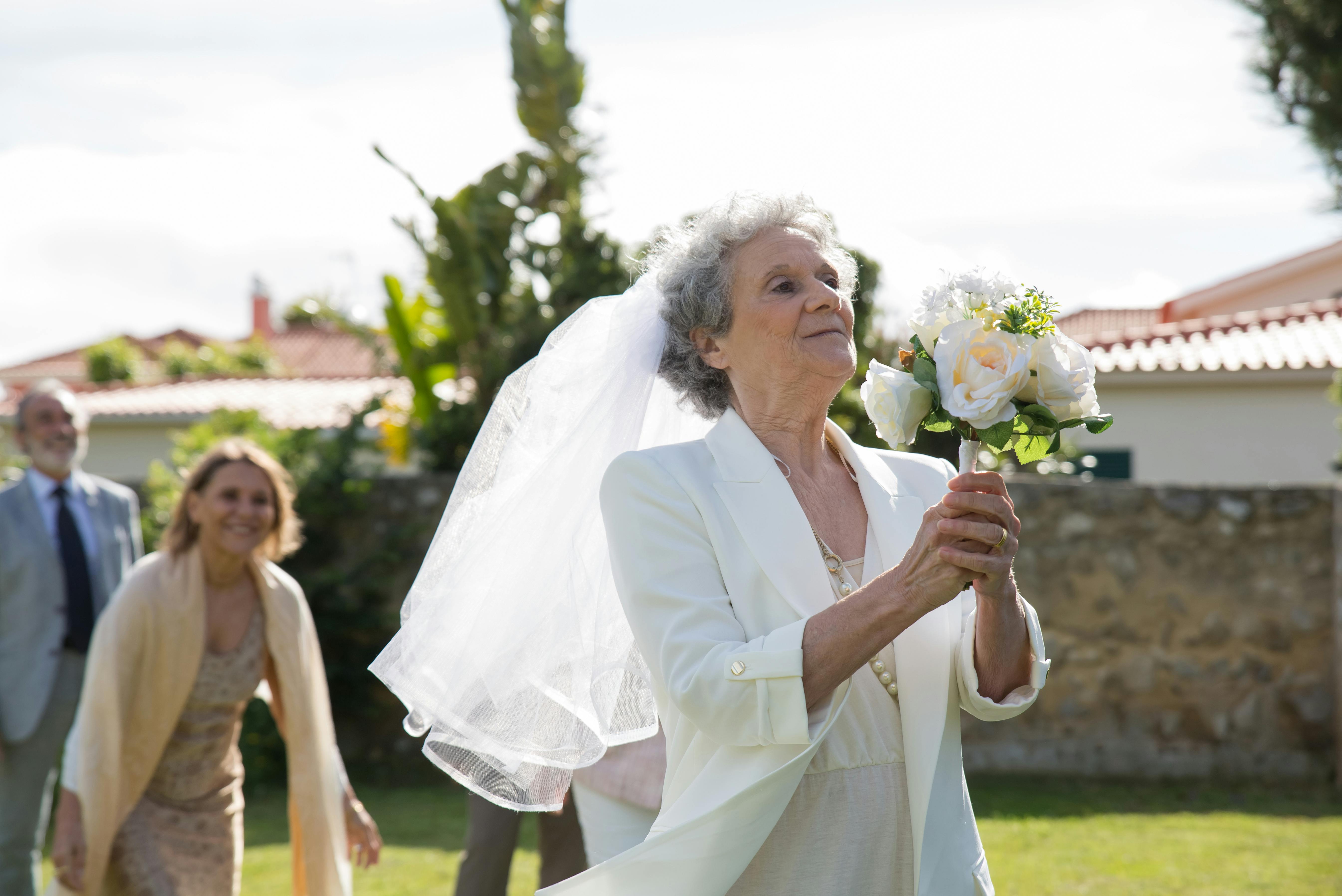 Anciana preparada para lanzar su ramo de novia | Fuente: AmoMama