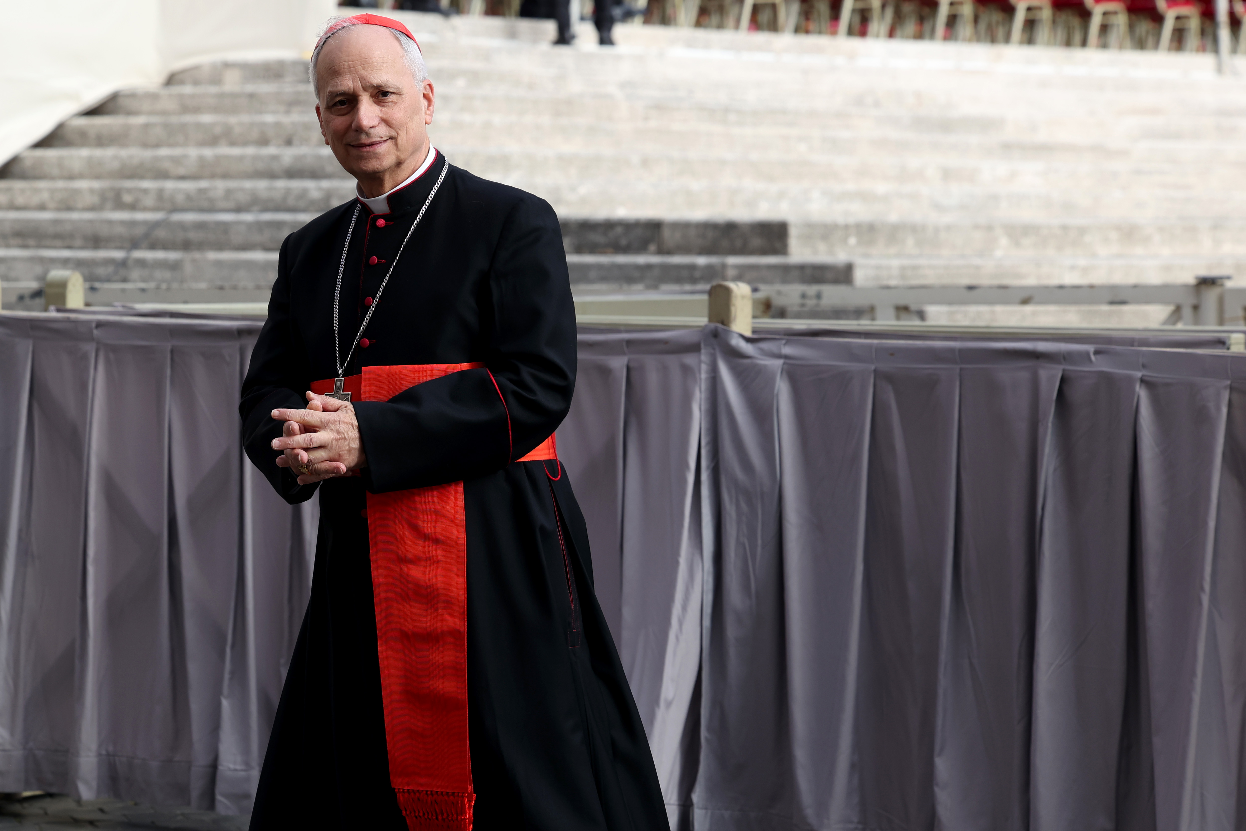 El Cardenal Robert Francis Prevost asiste al funeral del papa Francisco en la Plaza de San Pedro el 26 de abril de 2025, en la Ciudad del Vaticano. | Fuente: Getty Images