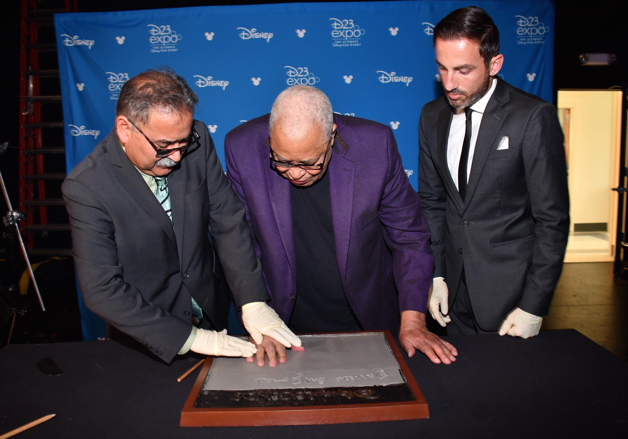 James Earl Jones aparece fundiendo su mano en cemento para Disney durante un evento especial el 10 de julio de 2019, en Pawling, Nueva York | Fuente: Getty Images