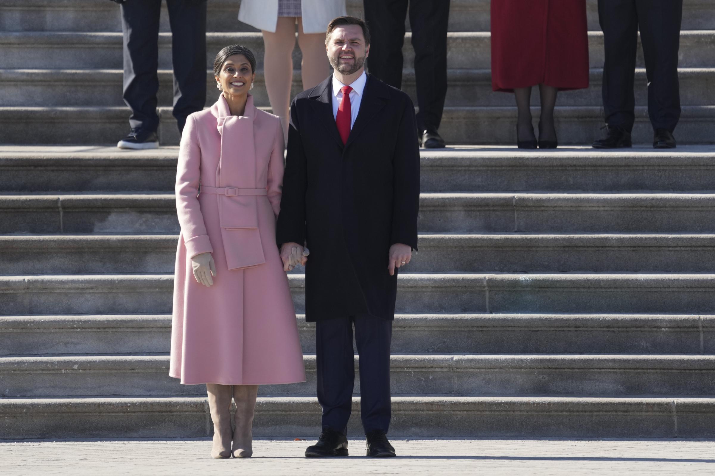 La segunda dama Usha Vance junto al vicepresidente JD Vance durante la toma de posesión de Donald Trump. | Fuente: Getty Images