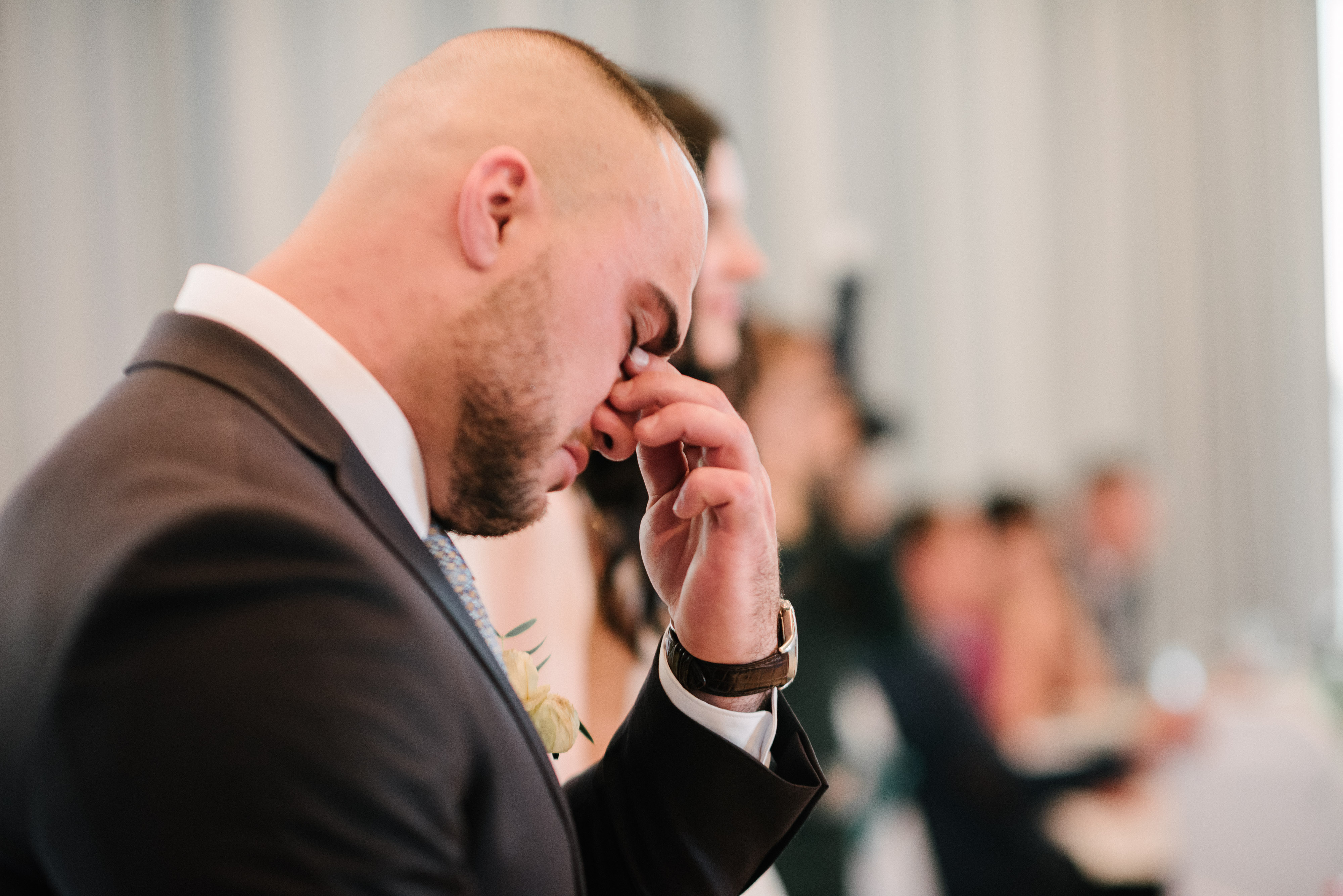 Un hombre llora en su boda | Fuente: Shutterstock