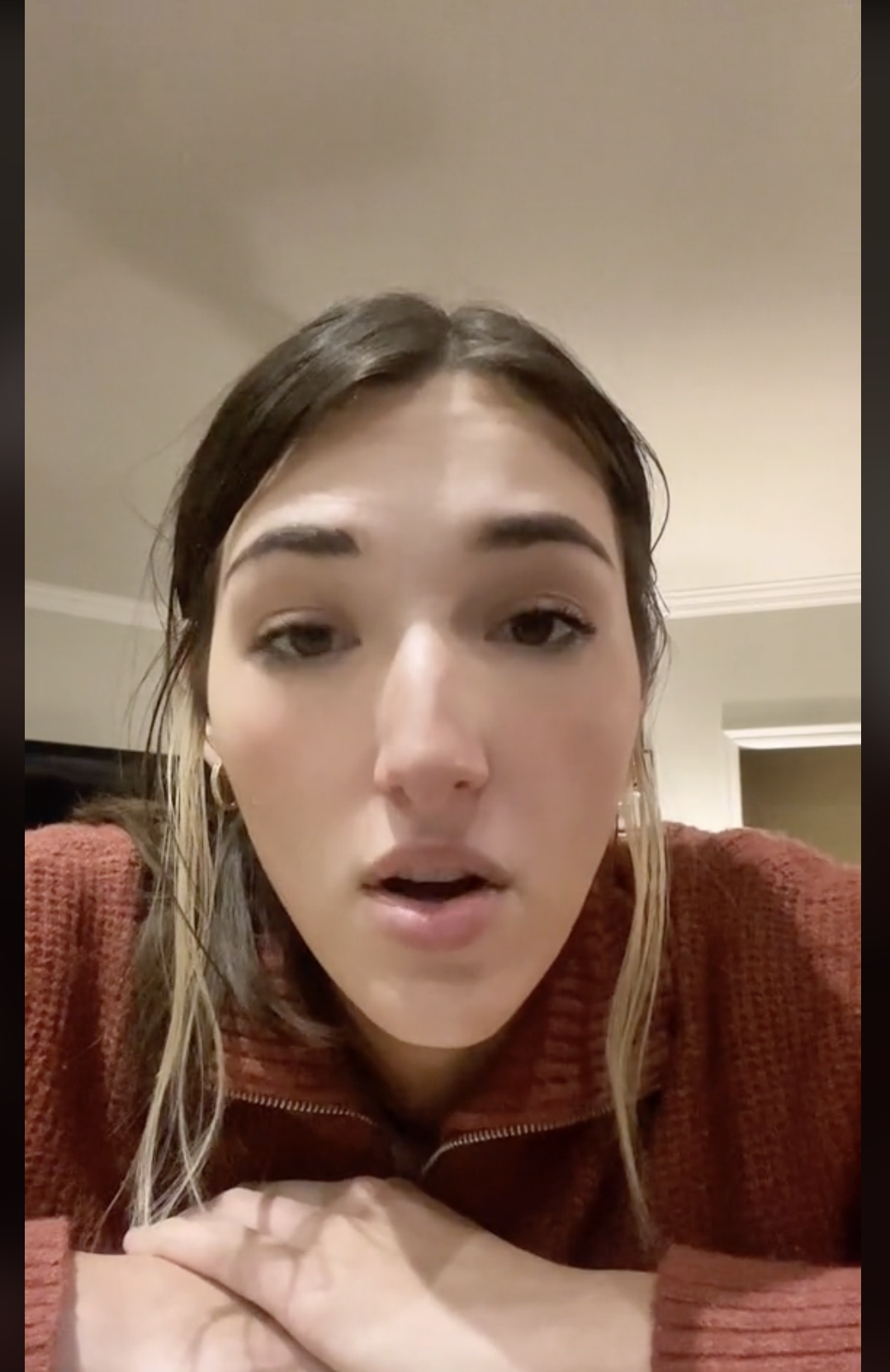 Alaina compartiendo su historia, en un vídeo del 2 de diciembre de 2022 | Foto: TikTok/alaina_plzz