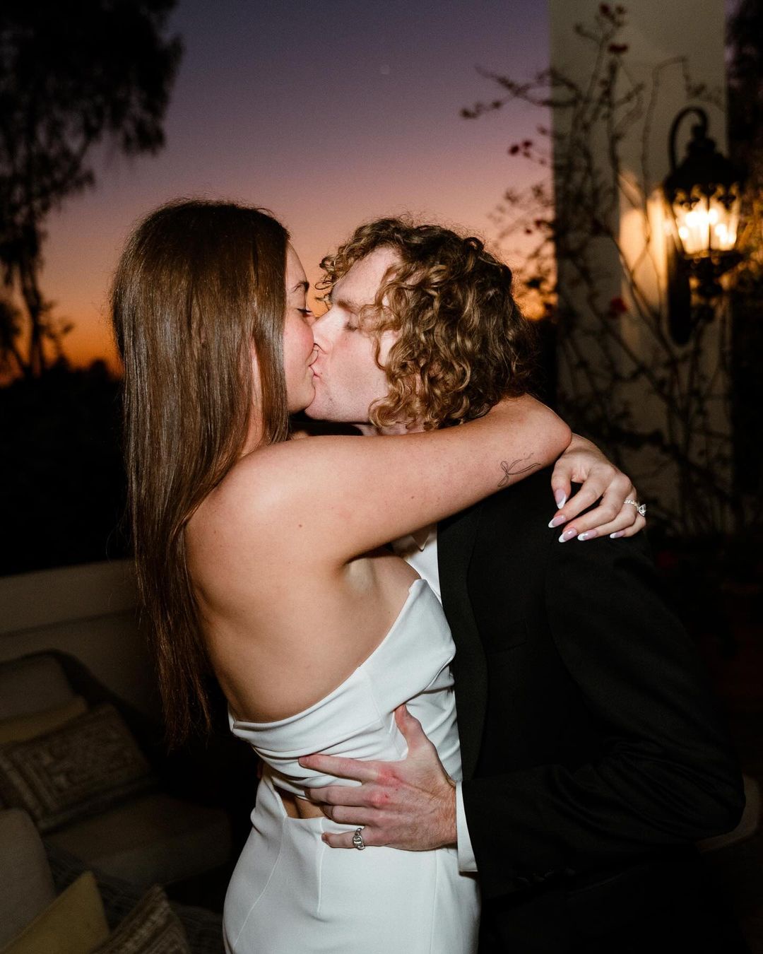 Karsen Liotta y Justin Hall celebrando su compromiso con un beso, publicado el 28 de octubre de 2024 | Fuente: Instagram/karsen_liotta