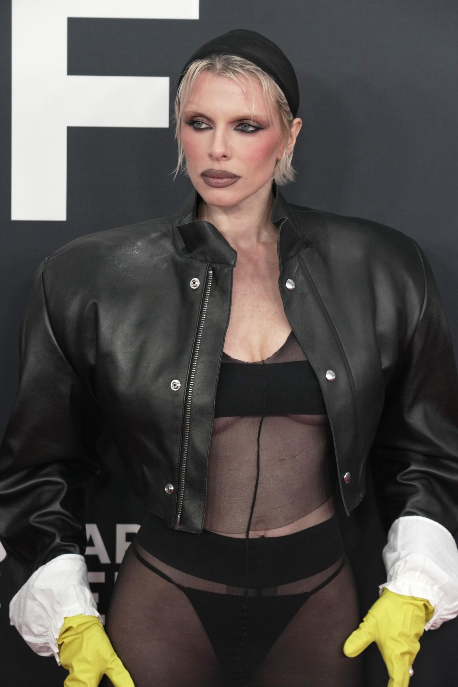 Julia Fox en la 67ª edición de los Premios Grammy el 2 de febrero de 2025, en Los Ángeles, California. | Fuente: Getty Images