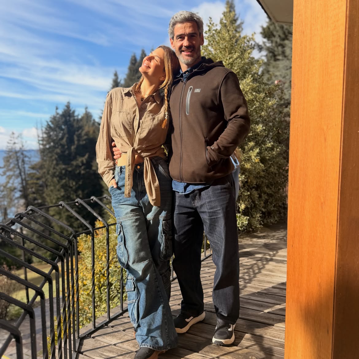 Marcela Kloosterboe junto a su esposo Fernando Sieling, durante sus vacaciones de ski | Fuente: Instagram/m.klooster