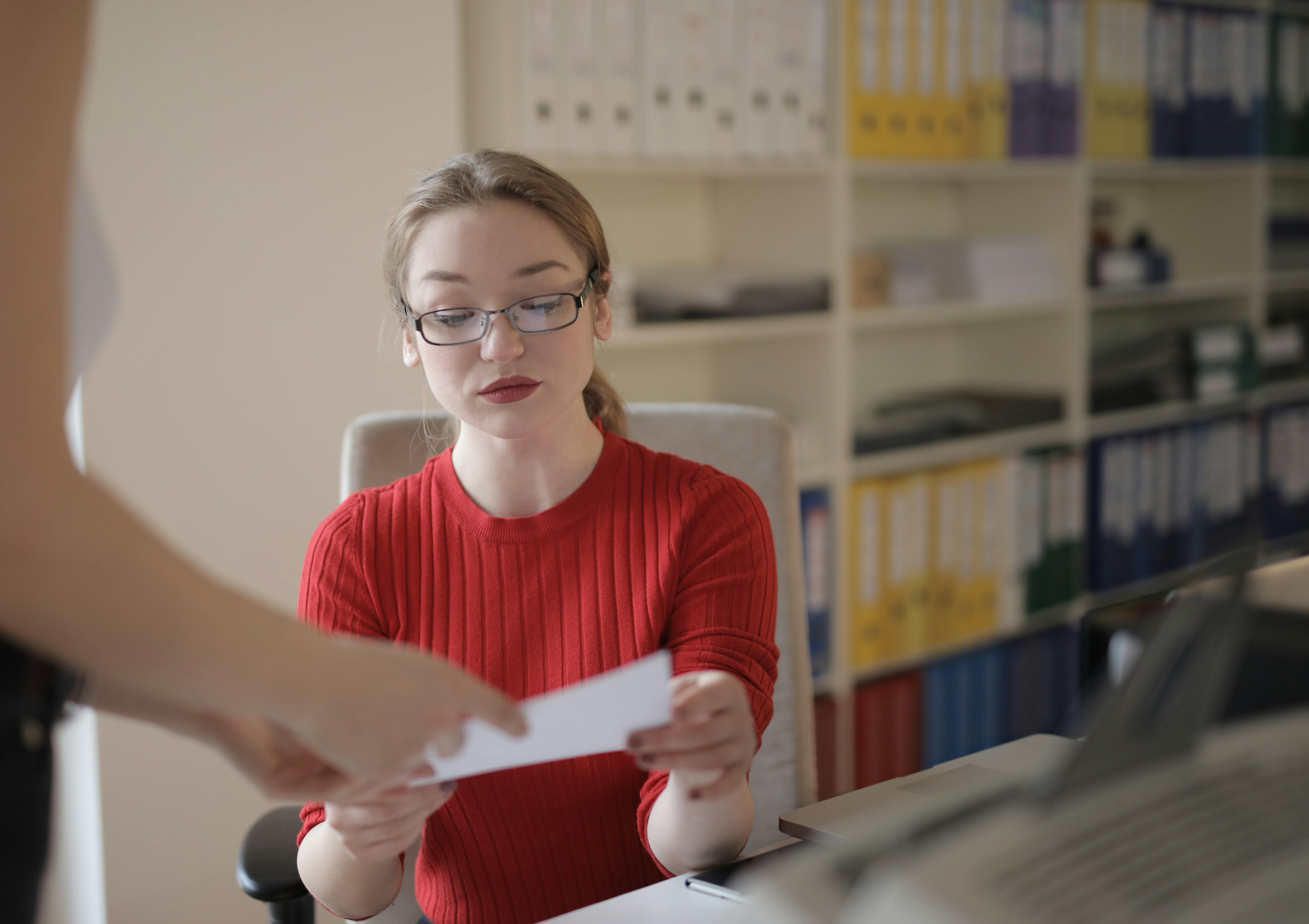 Mujer joven en la biblioteca | Fuente: Pexels