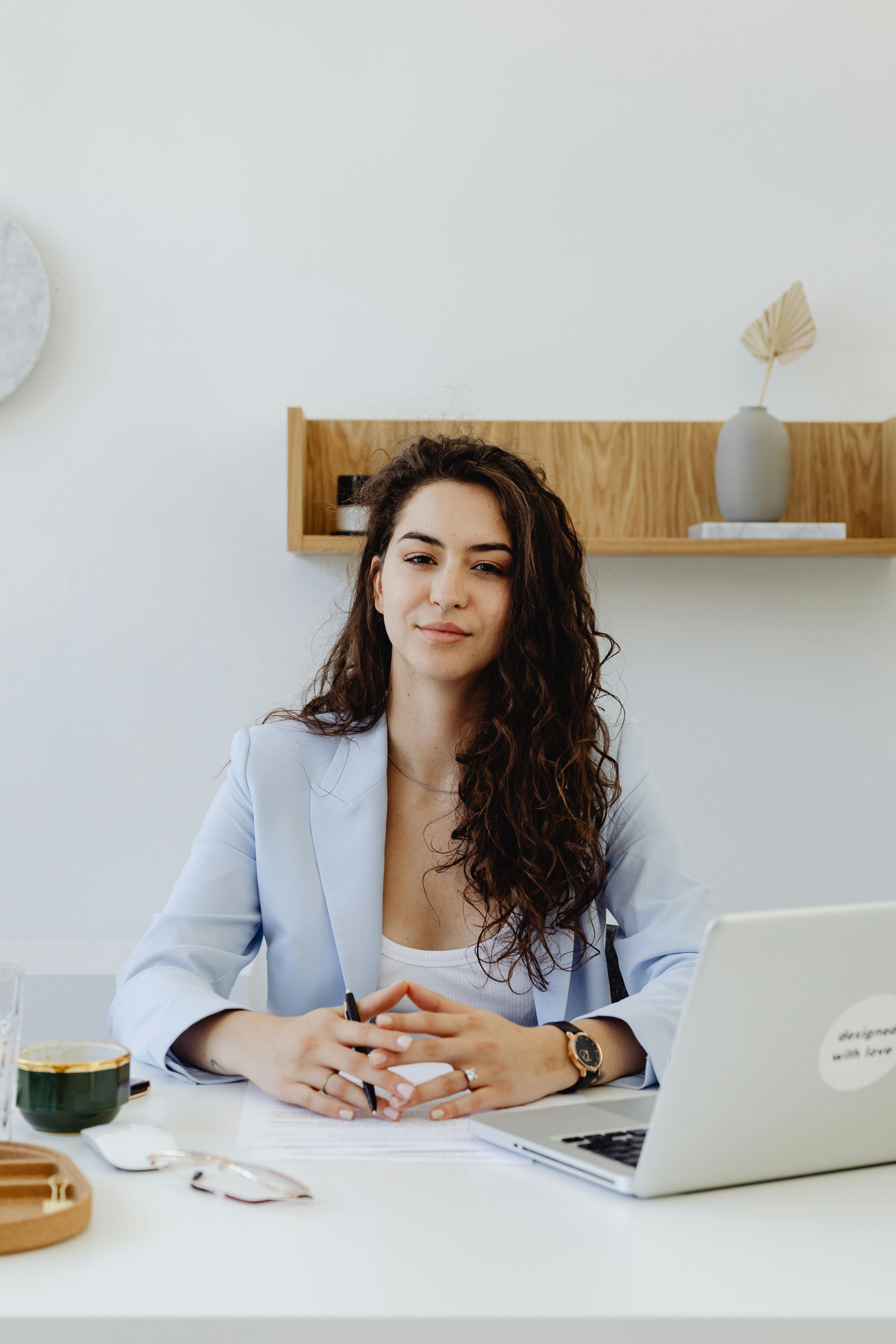 Una mujer de aspecto decidido | Fuente: Pexels