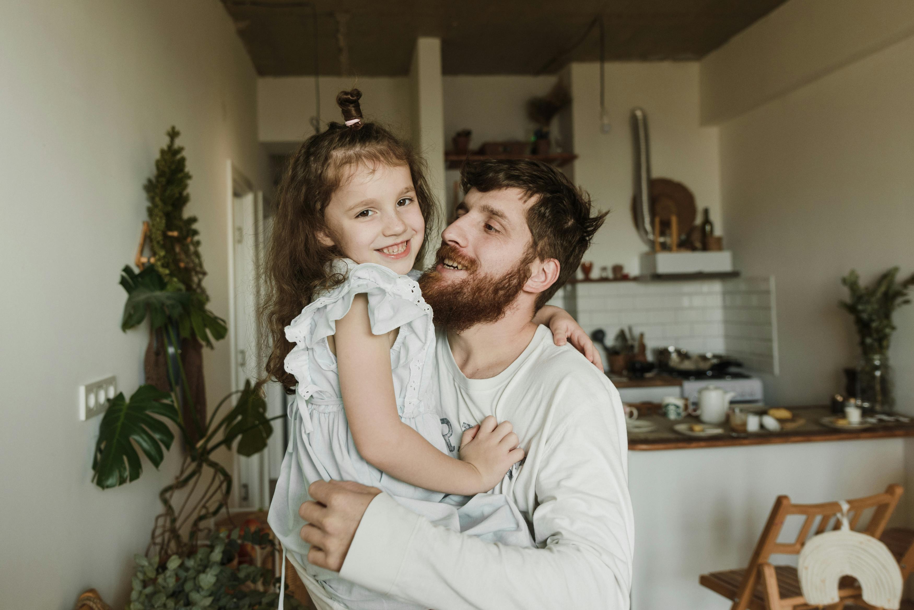 Padre e hija estrechando lazos | Fuente: Pexels