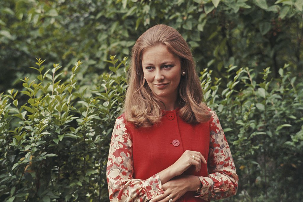 Paola Ruffo di Calabria posó con un vestido de pino rojo en un jardín de Bélgica el 18 de junio de 1969.| Foto: Getty Images