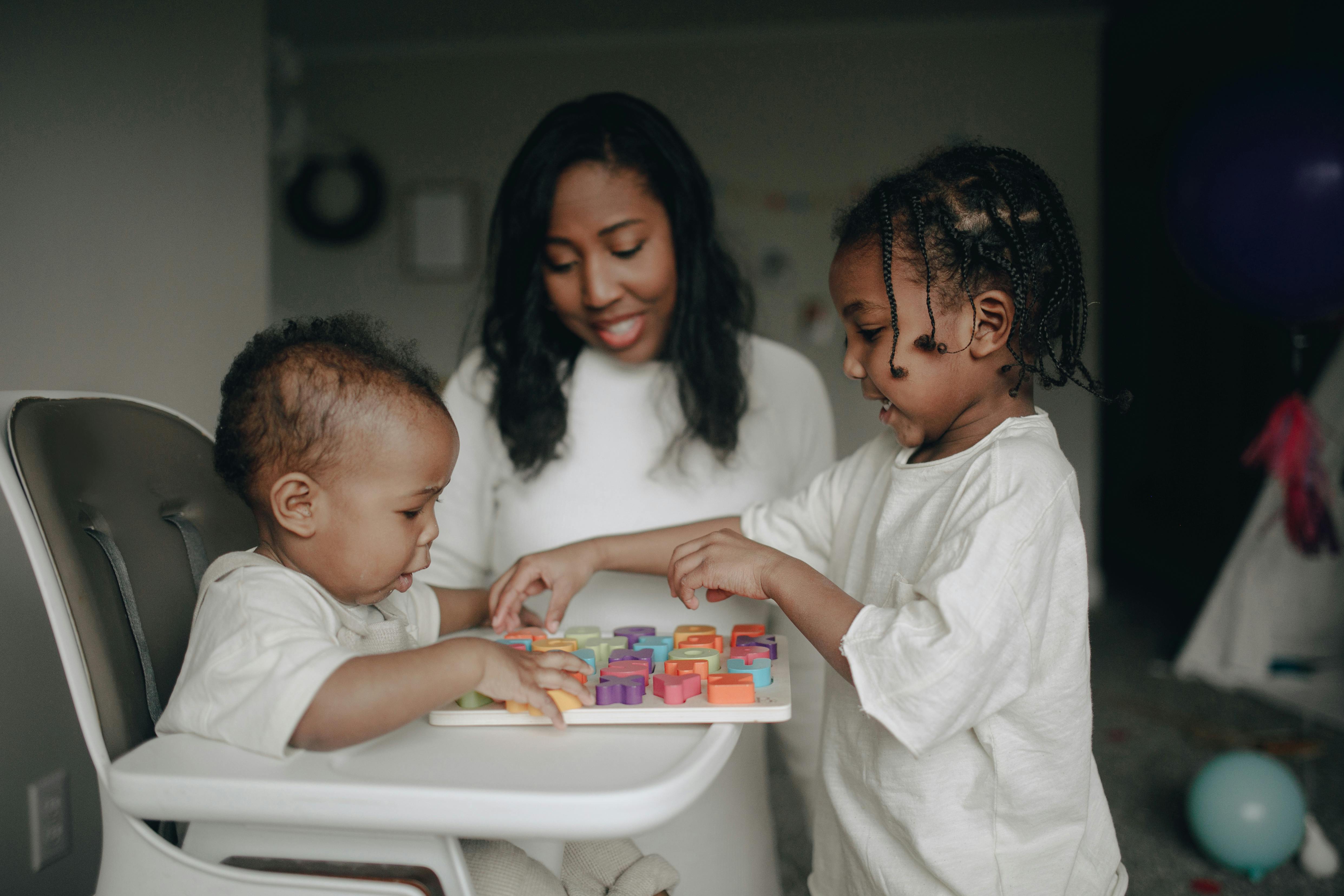 Una madre con dos niños pequeños | Fuente: Pexels