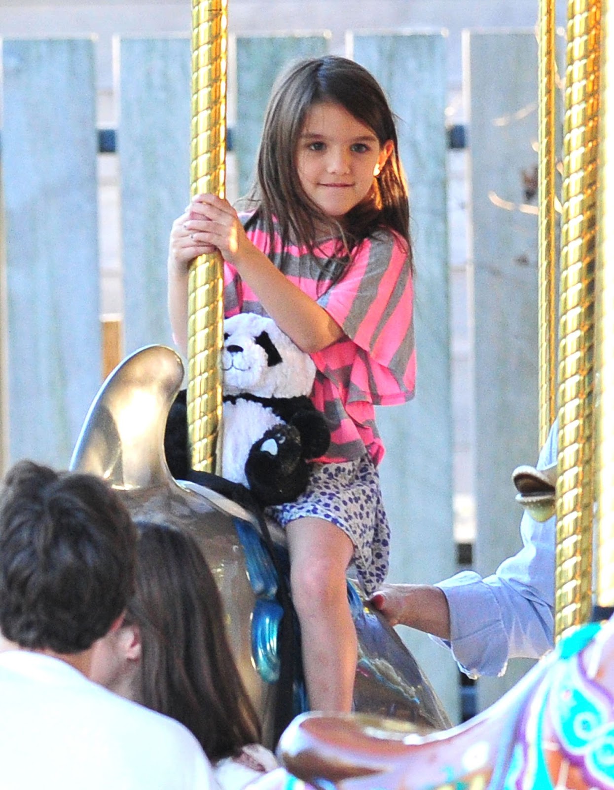 El 8 de octubre de 2011, Suri disfrutó de un paseo en el carrusel del Schenley Plaza de Pittsburgh (Pensilvania), con un preciado panda de peluche a su lado. Este momento captó un día raro y despreocupado con sus padres antes de su separación | Fuente: Getty Images