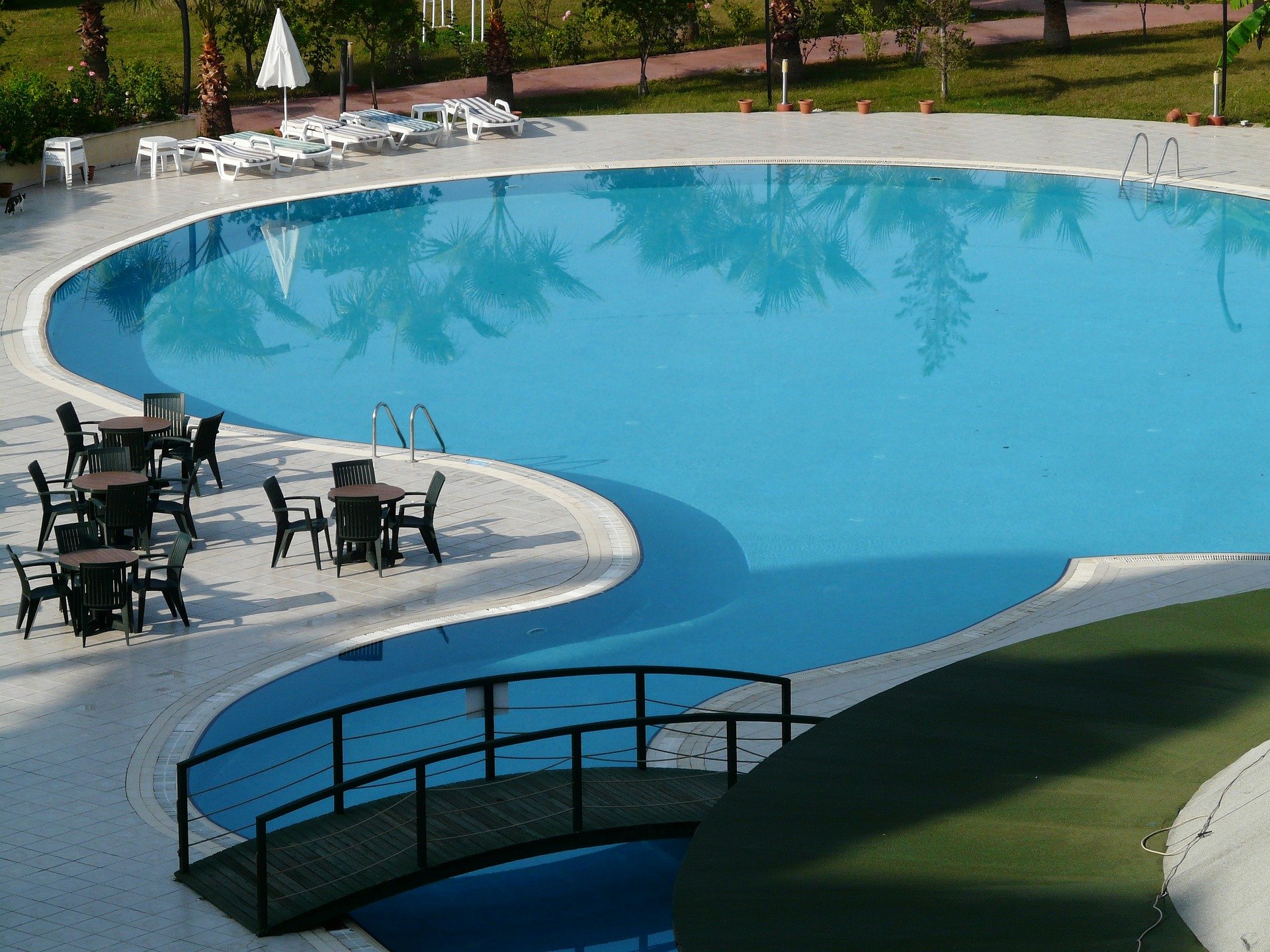Vista de una piscina al aire libre. | Foto: Pixabay