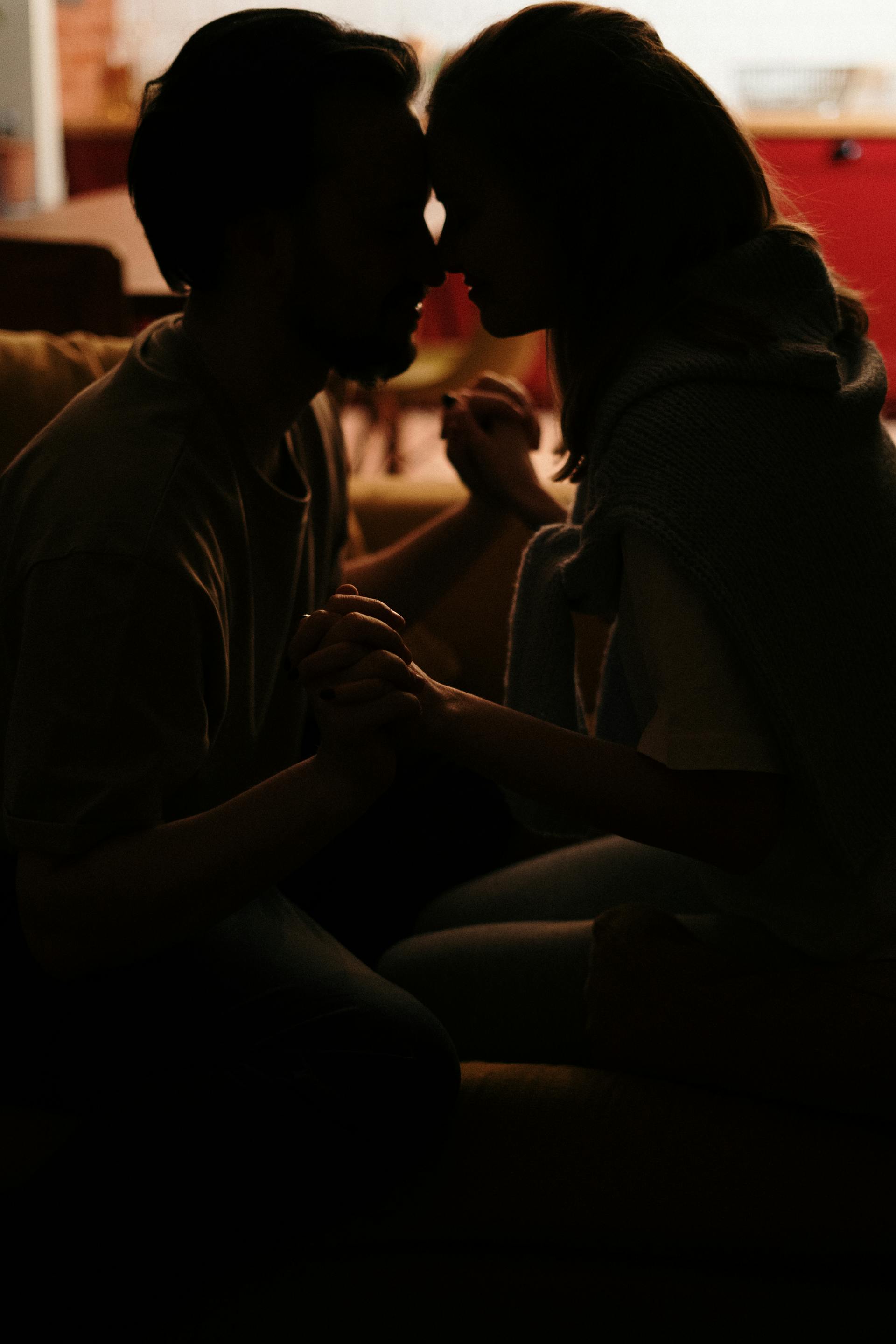 Una pareja dándose la mano | Fuente: Pexels