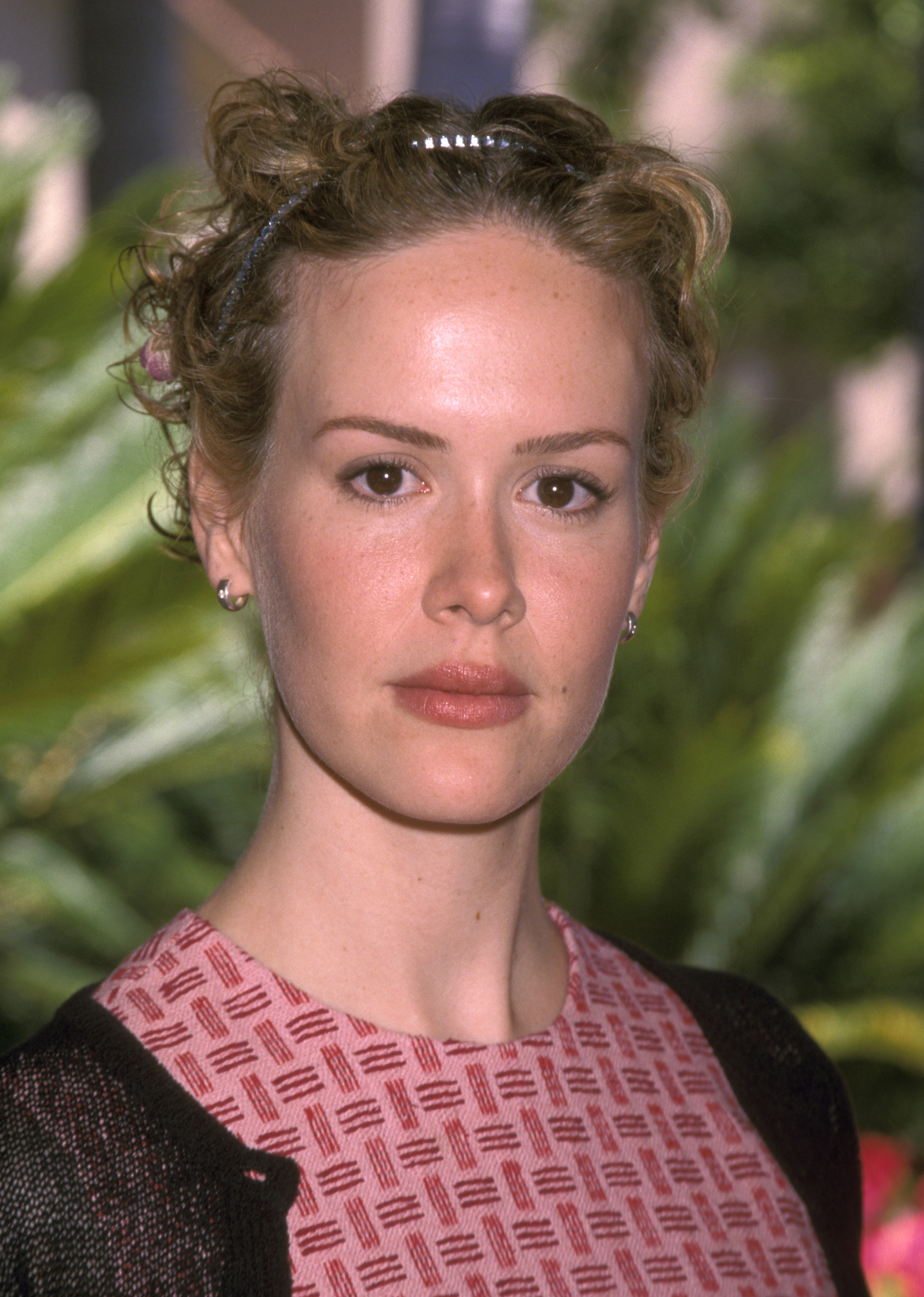 La actriz durante una visita de prensa en el Hotel Ritz-Carlton de Pasadena, California, el 20 de julio de 1999. | Fuente: Getty Images