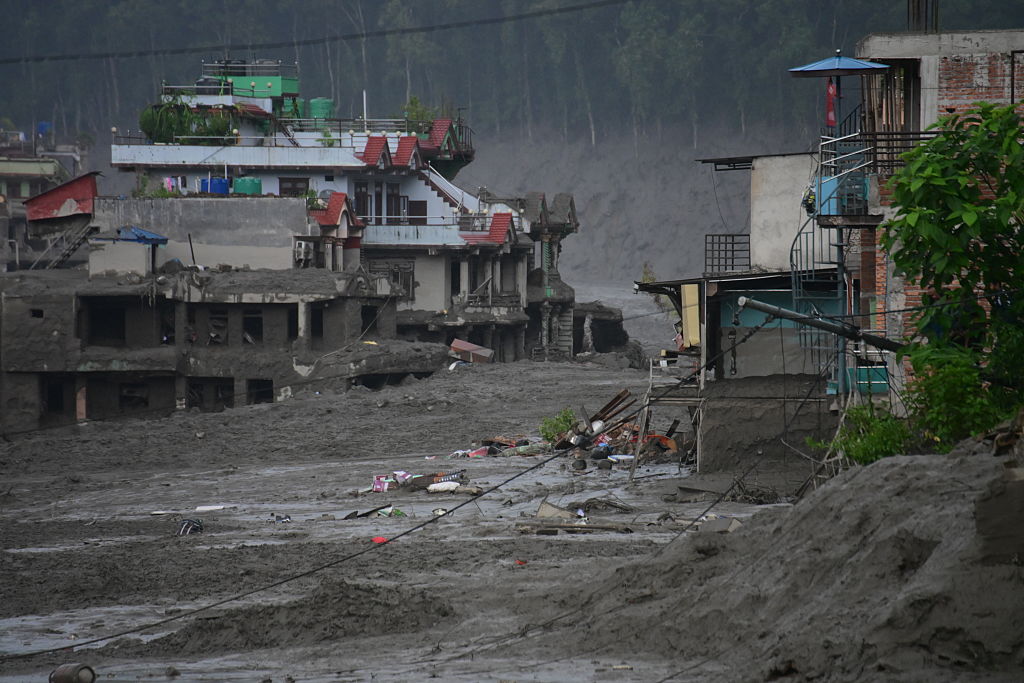 Vista posterior a las inundaciones repentinas y deslizamientos de tierra en la frontera entre Nepal y China el 26 de agosto de 2026 en Nuwakot, Nepal. | Fuente: Getty Images