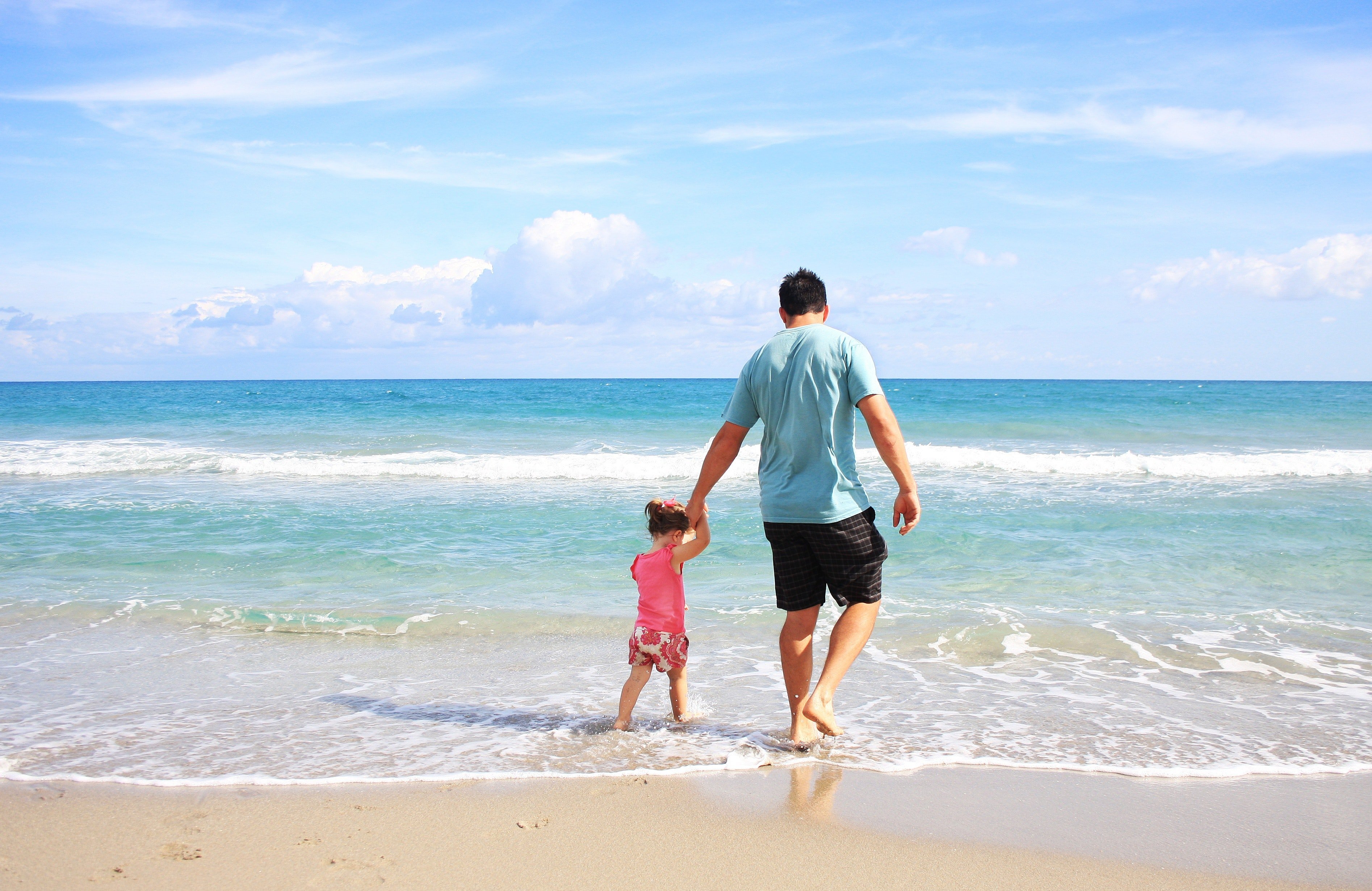 Padre e hija en la playa. | Foto: Pexels