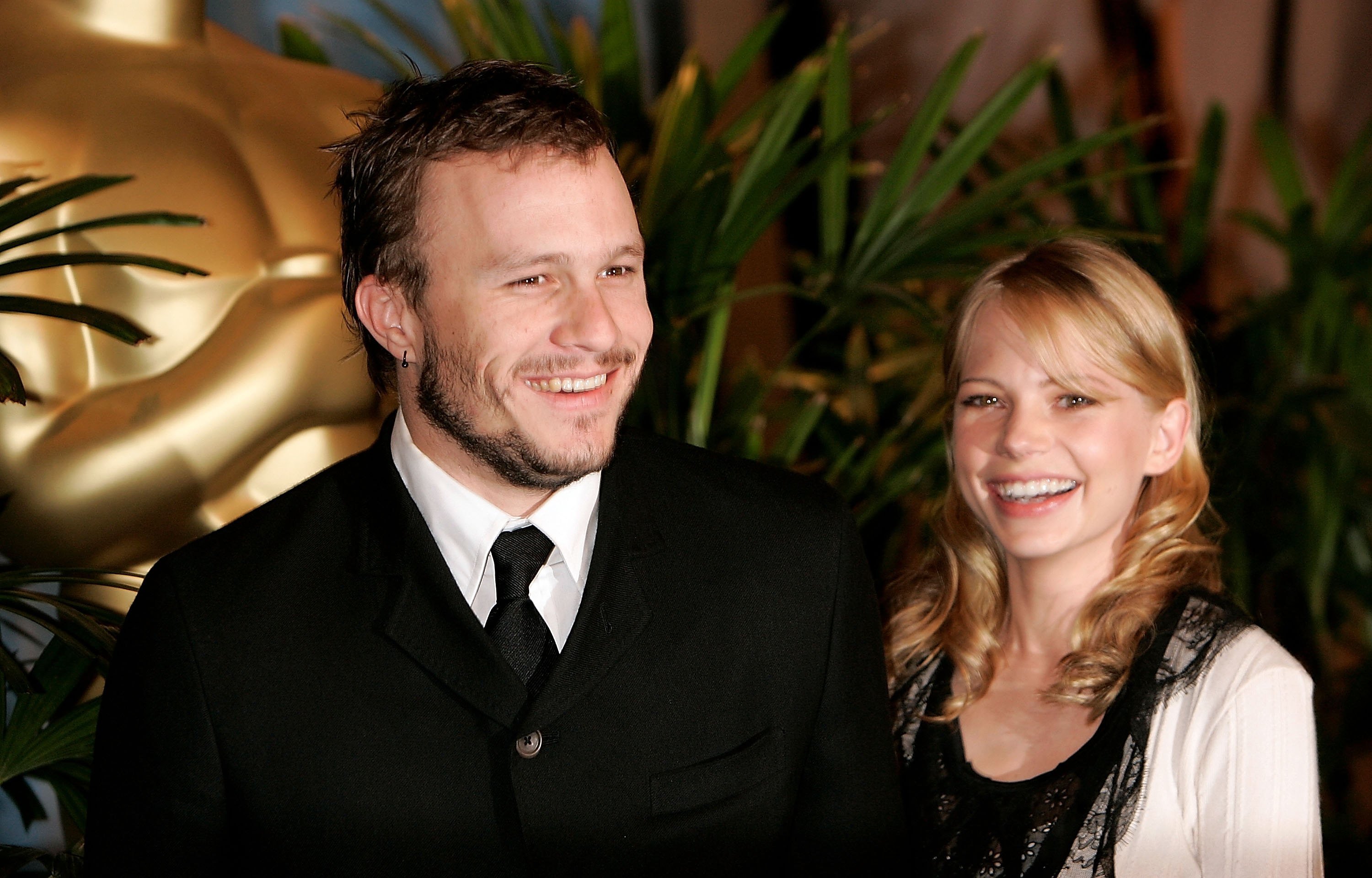 Heath Ledger y Michelle Williams en el almuerzo de los nominados a los Oscar en 2006. | Foto: Getty Images