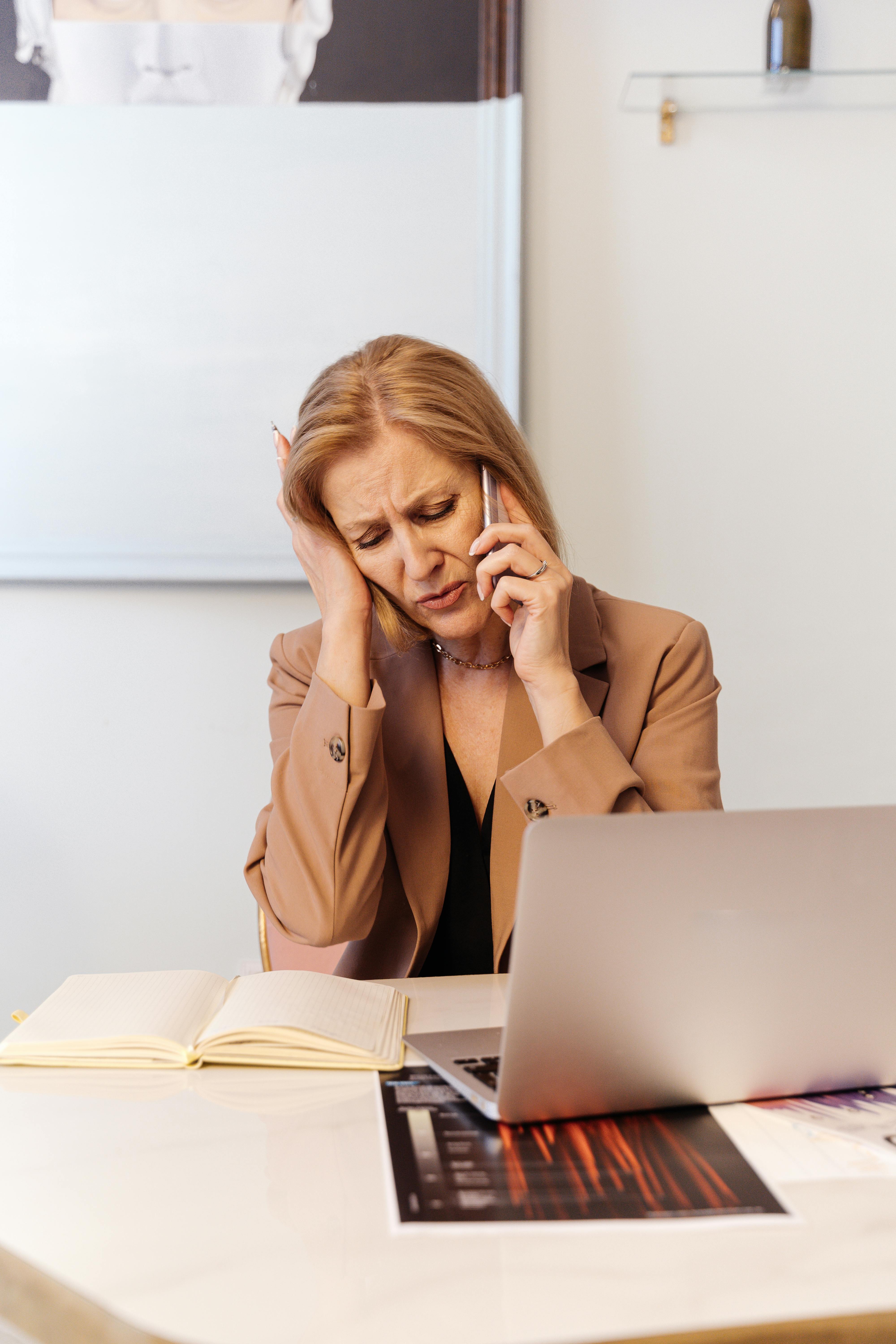 Una mujer frustrada en una llamada | Fuente: Pexels