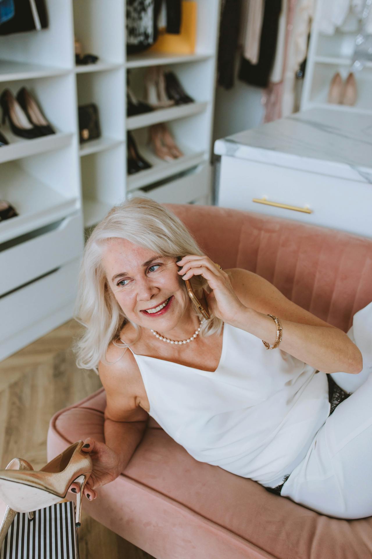 Una anciana encantada hablando por teléfono | Fuente: Pexels