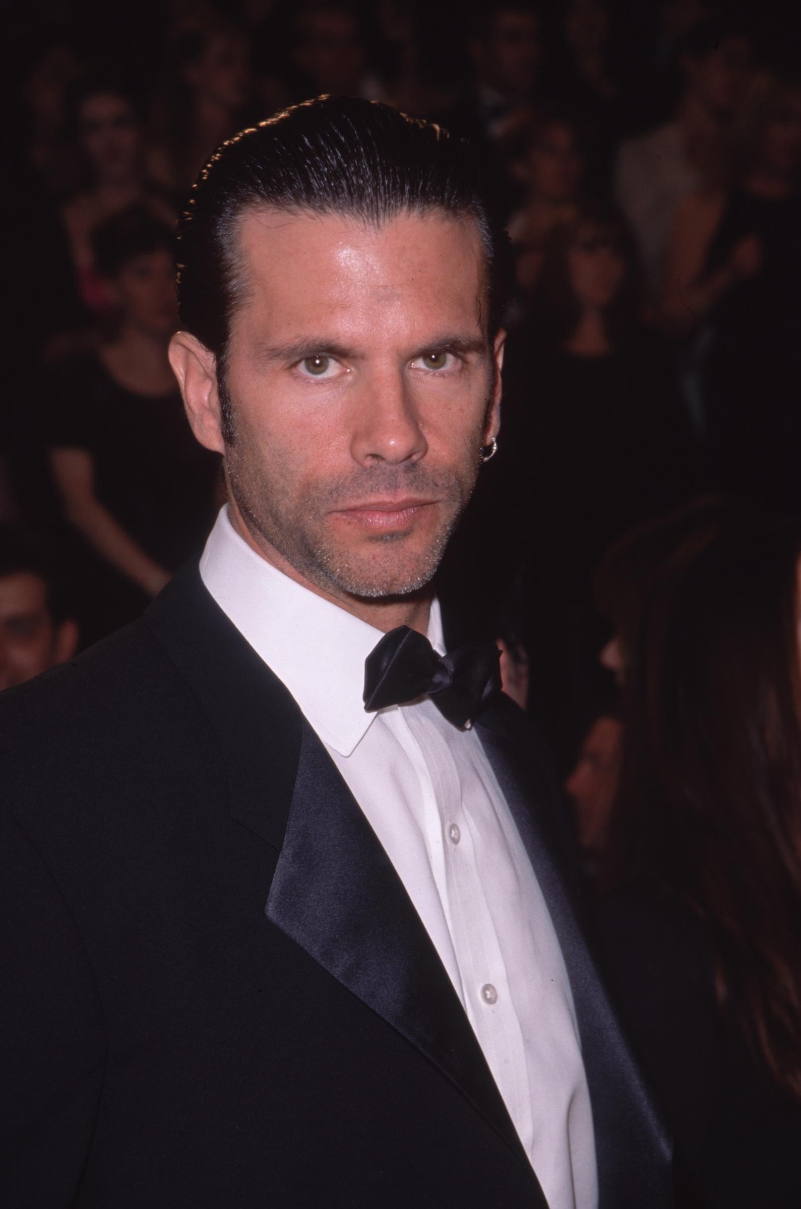Lorenzo Lamas asiste a los American Comedy Awards en el Shrine Exposition Center de Los Ángeles, California, el 6 de febrero de 2000. Con mirada intensa y barba incipiente, el actor luce cabello oscuro peinado hacia atrás, un pequeño aro en la oreja y esmoquin negro clásico con solapas de satén y moño negro. | Fuente: Getty Images