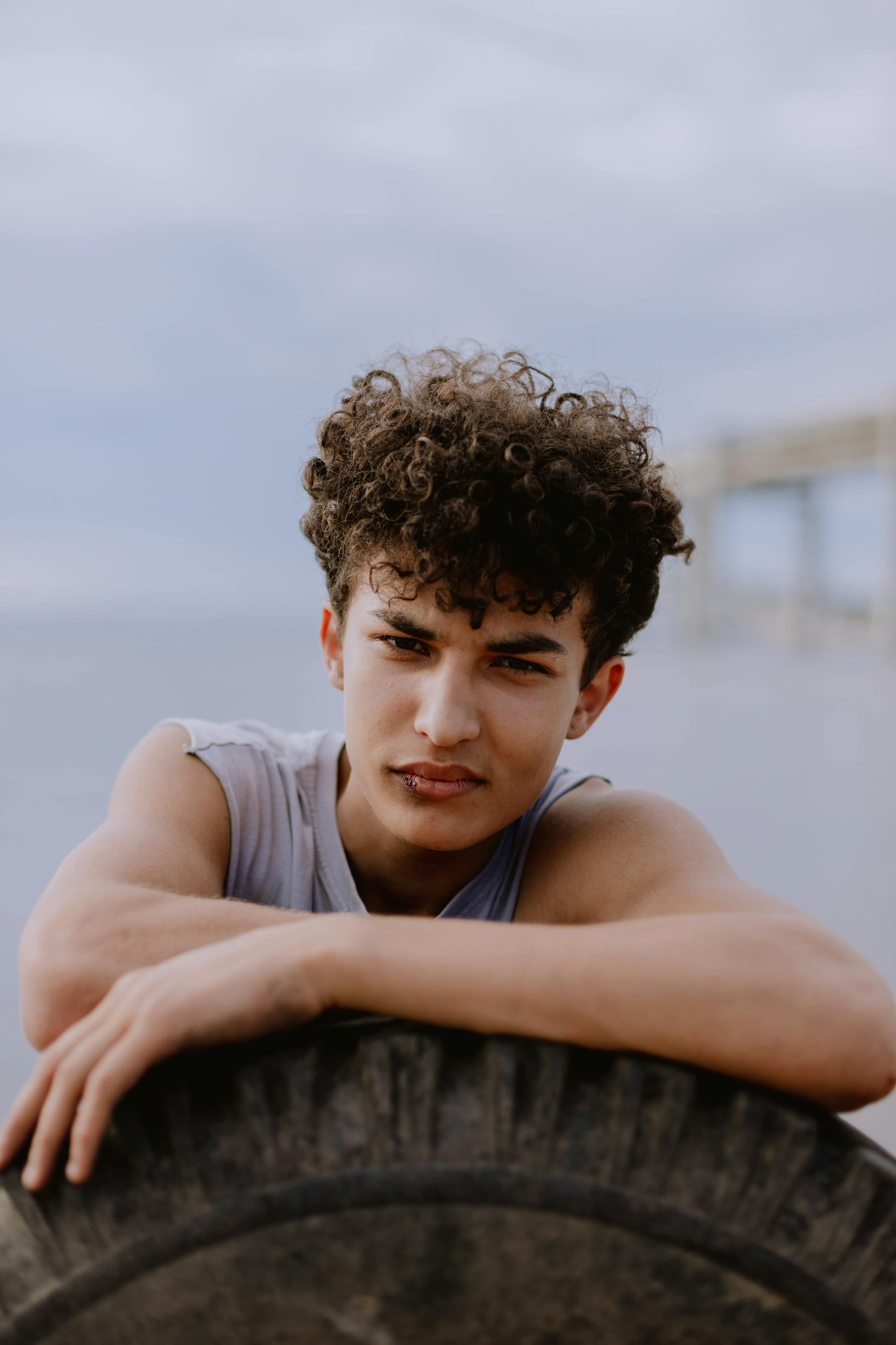 Un adolescente enfadado | Fuente: Pexels