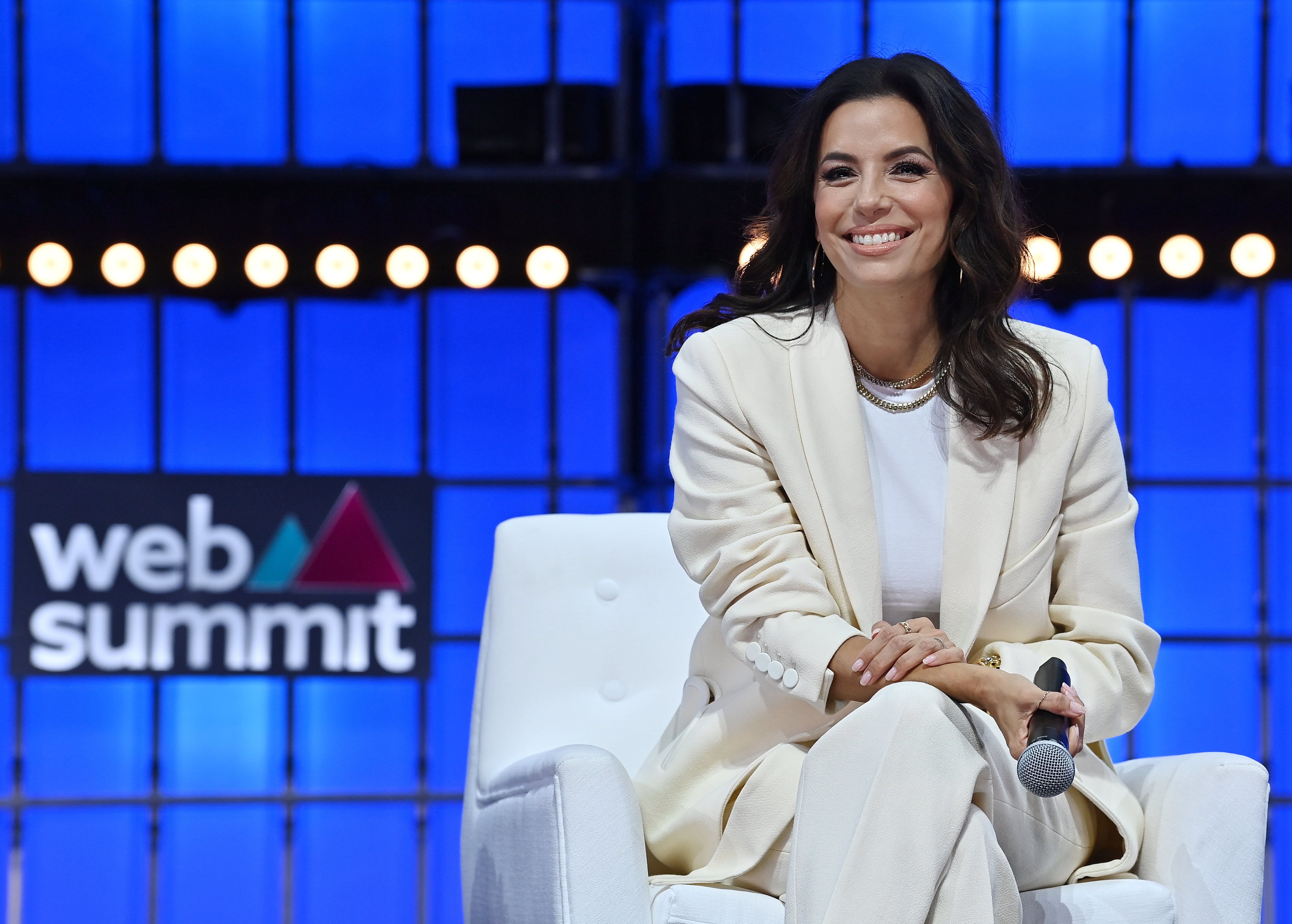 Eva Longoria, fundadora de la Fundación Eva Longoria, en el escenario central durante el tercer día de la Web Summit en Lisboa, Portugal, en 2022 | Fuente: Getty Images