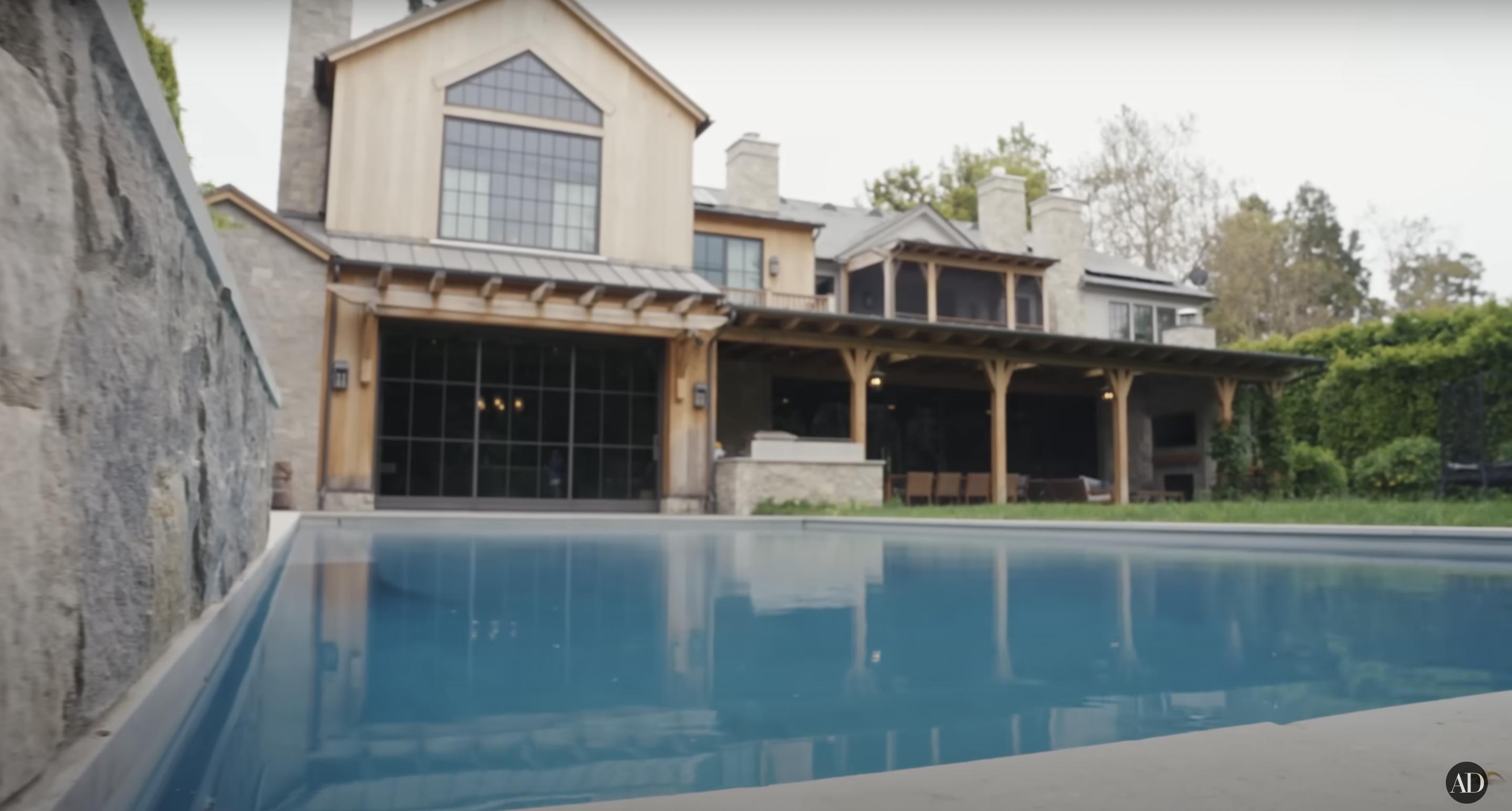 La zona de la piscina de Jennifer Garner, fechada el 3 de septiembre de 2024 | Fuente: YouTube/@Archdigest