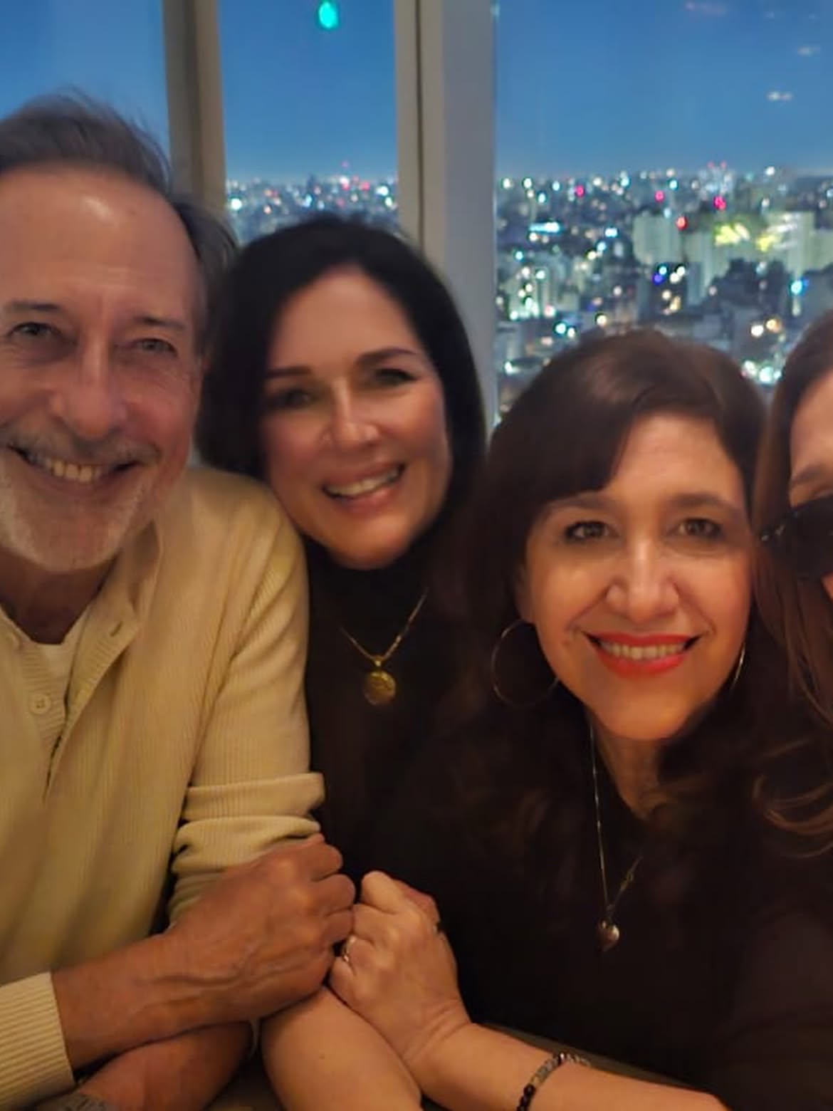 Andrea Frigerio celebrando su cumpleaños junto a sus compañeros de teatro | Fuente: Instagram/andreafrigeriook
