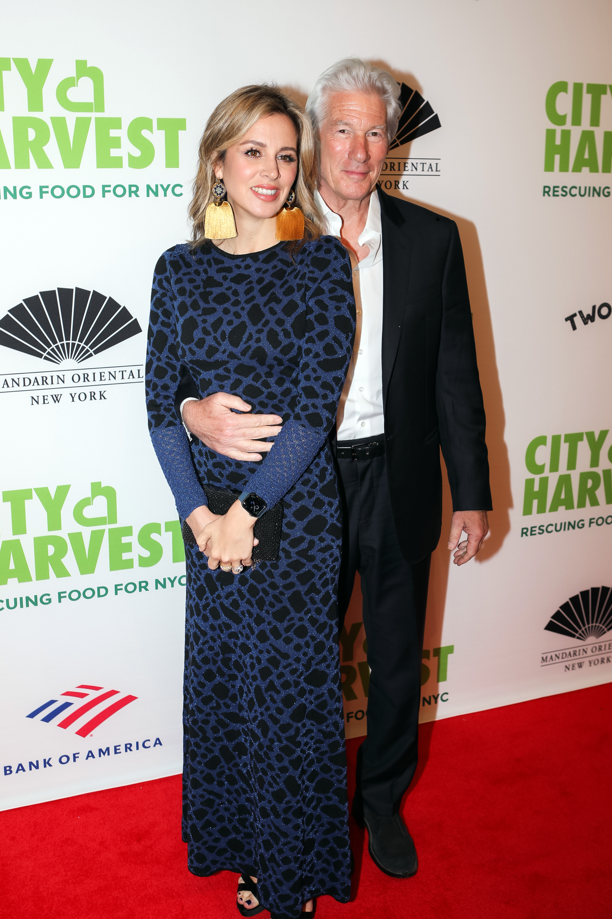 Alejandra Silva y Richard Gere asisten a la Gala de Recaudación de Fondos "Red Supper Club" de City Harvest 2022 en el Cipriani 42nd Street de Nueva York, el 26 de abril de 2022 | Fuente: Getty Images