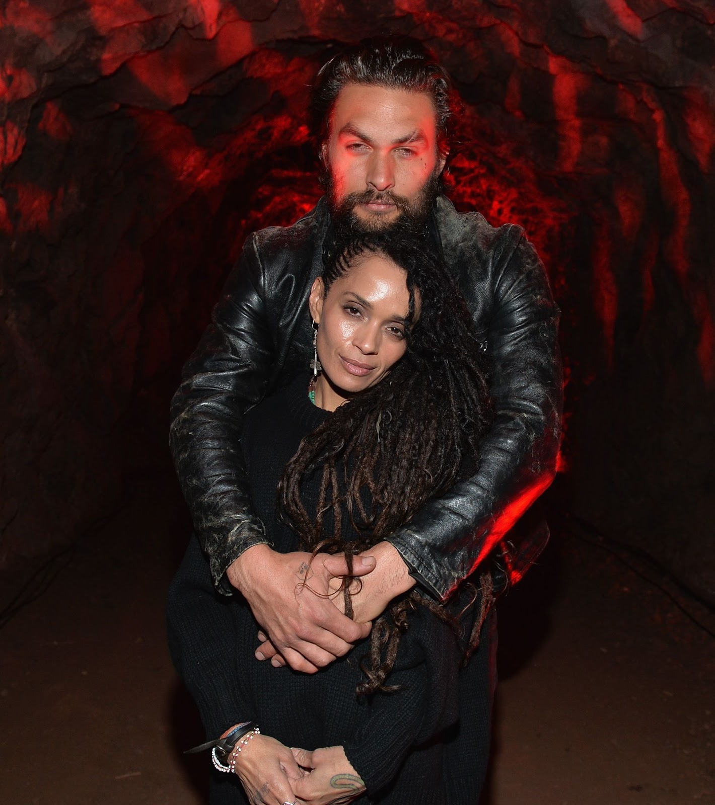 Lisa Bonet y Jason Momoa asistieron a una proyección de "The Red Road" el 24 de febrero de 2014, en Los Ángeles. Conocidos por su profundo vínculo, la pareja se mantuvo al lado del otro durante los altibajos de su relación, incluida la crianza conjunta de su familia mixta | Fuente: Getty Images