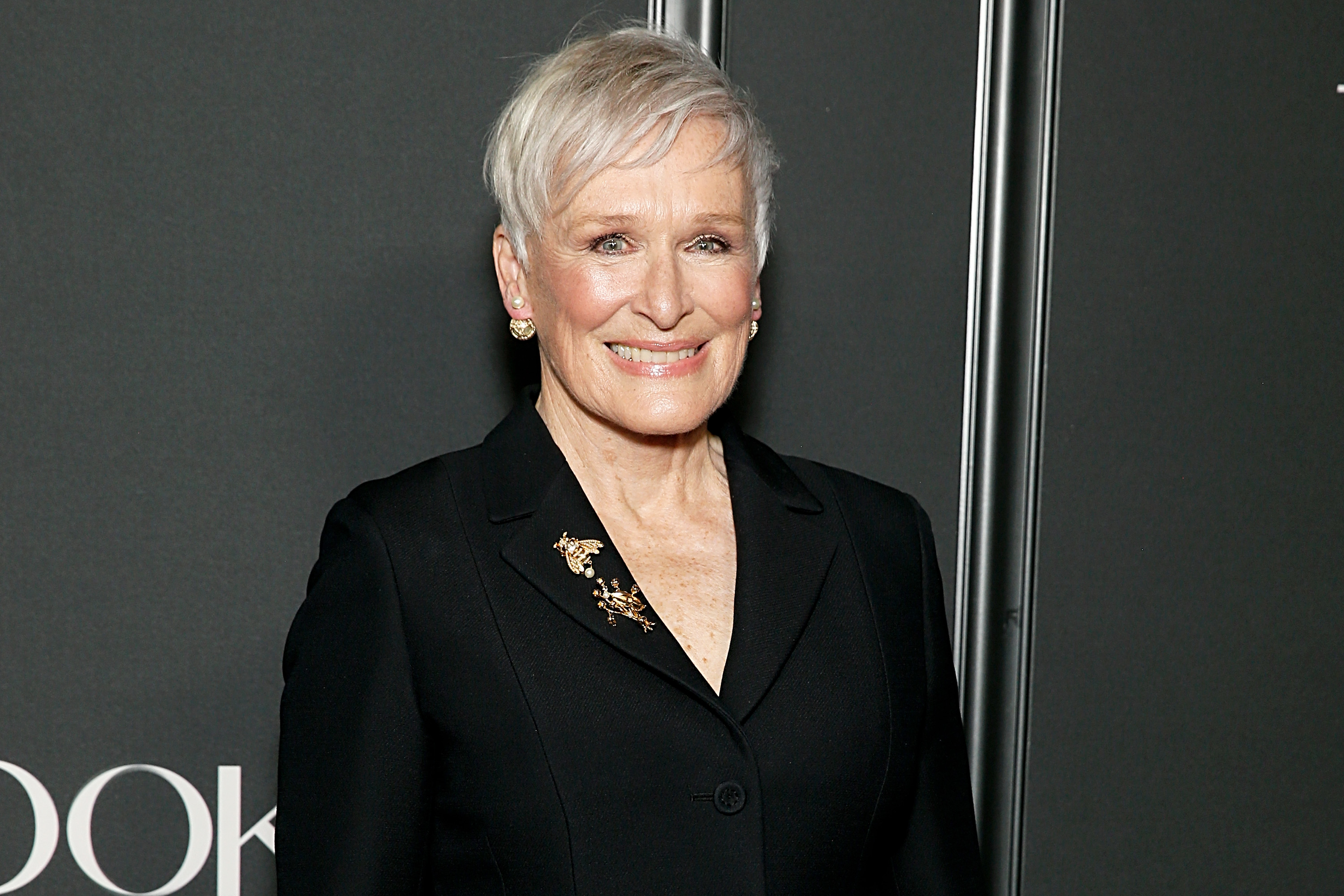 Glenn Close luce su pelo corto y plateado con un peinado con textura y peinado hacia un lado en un estreno celebrado en febrero de 2024 en Nueva York. Su peinado demuestra que el pelo canoso puede seguir formando parte de un look elegante de alfombra roja sin ocultar su color natural. | Fuente: Getty Images