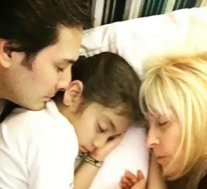Camila y sus padres. | Foto: Instagram.com/oficialyuri