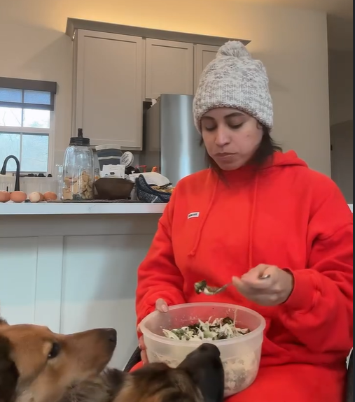 Maria Palen come una comida que preparó ella misma, algo que considera un logro personal, fechado el 8 de enero de 2025 | Fuente: Instagram/@planthlete_maria