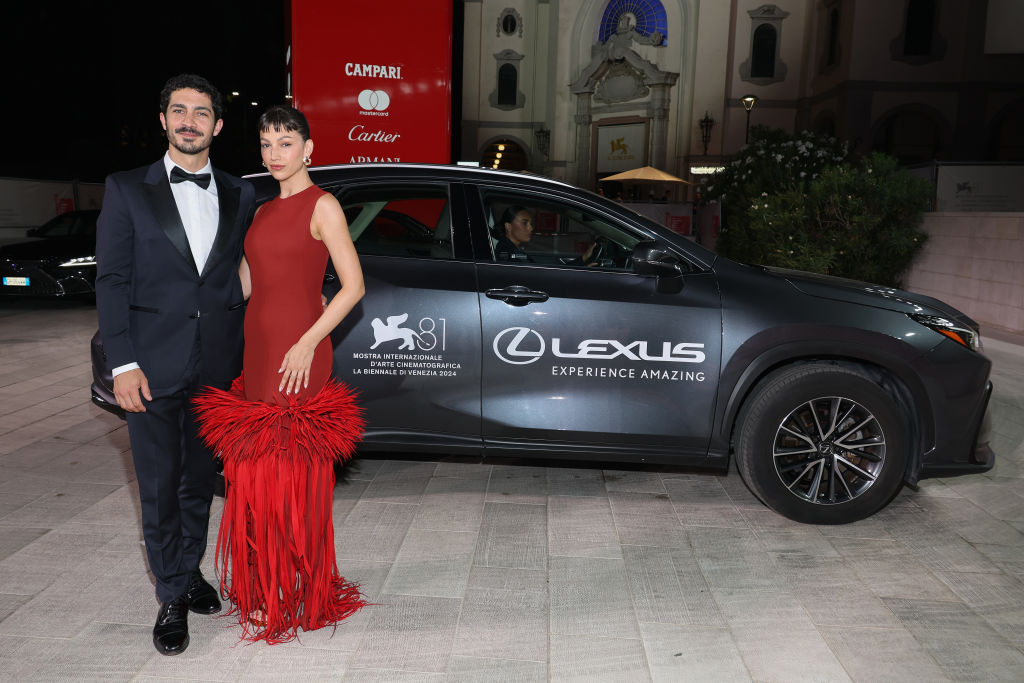 Chino Darín y Úrsula Corberó asisten a la alfombra roja de la proyección de "El Jockey" durante la 81.ª edición del Festival Internacional de Cine de Venecia, en el Palazzo del Cinema, el 29 de agosto de 2024 en Venecia, Italia. | Fuente: Getty Images
