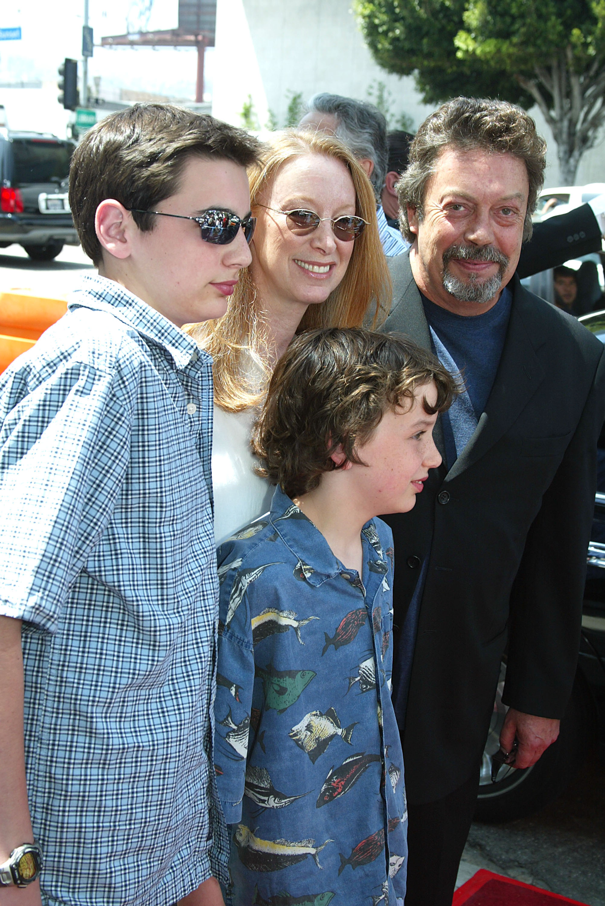 El actor Tim Curry (d) y su familia llegan al estreno y fiesta posterior de "Rugrats Go Wild" en el Cinerama Dome el 1 de junio de 2003 en Los Ángeles, California | Fuente: Getty Images