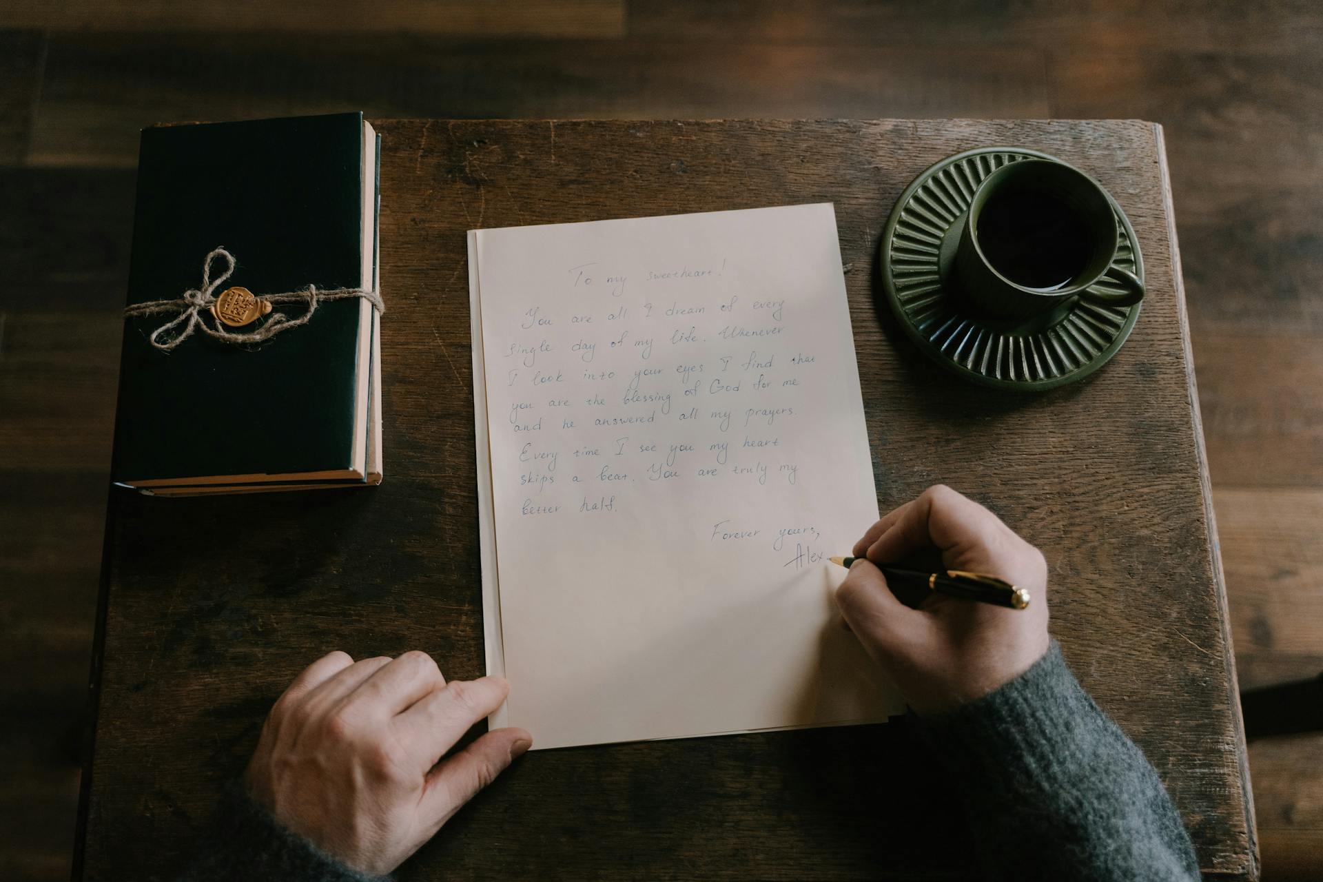Una persona escribiendo una carta | Fuente: Pexels