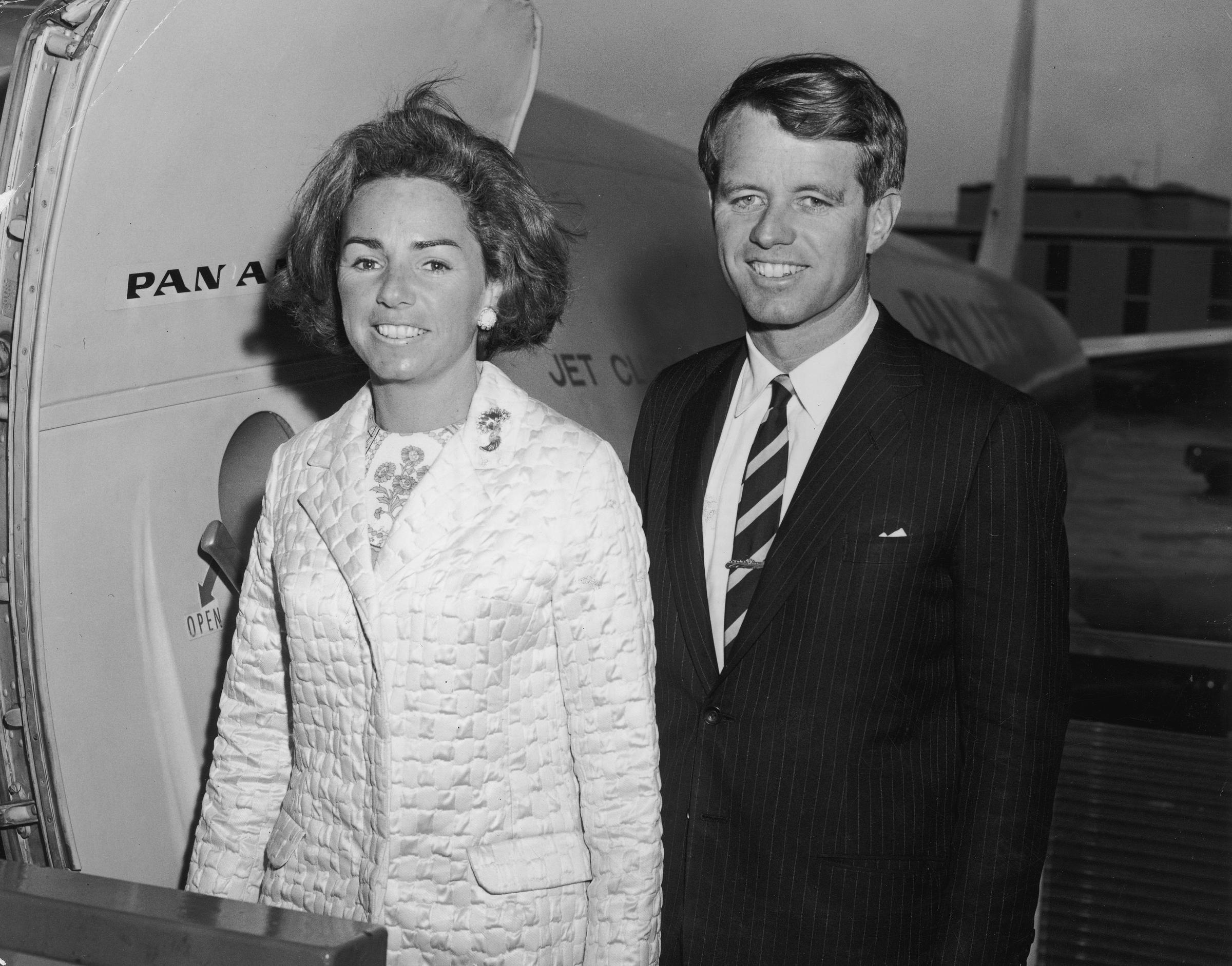 Ethel y Robert F. Kennedy subiendo a un avión con destino a San Juan de Puerto Rico, en marzo de 1966 | Fuente: Getty Images