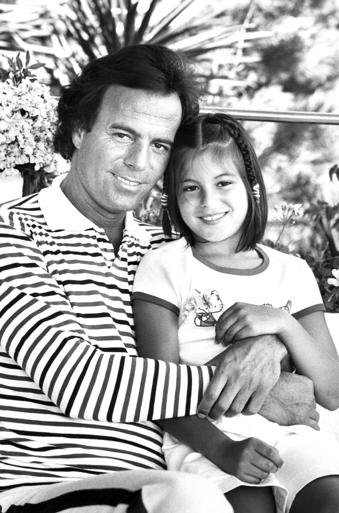 Julio Iglesias de vacaciones en Palma de Mallorca con su hija Chabeli Iglesias el 11 de agosto de 1980, España. | Foto: Getty Images