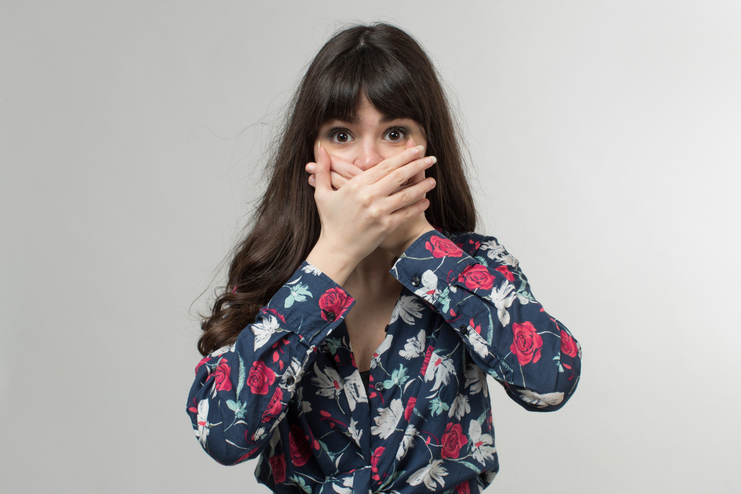 Una joven sorprendida | Fuente: Freepik