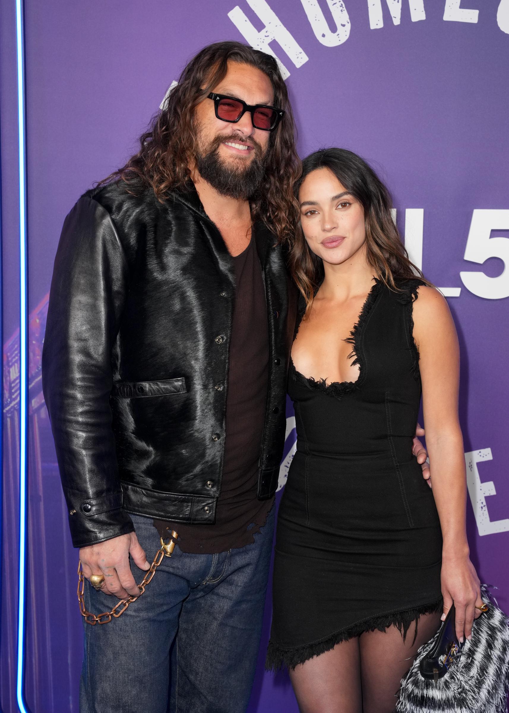 Jason Momoa y Adria Arjona son vistos en "SNL50: The Homecoming Concert" en el Radio City Music Hall el 14 de febrero de 2025, en Nueva York | Fuente: Getty Images