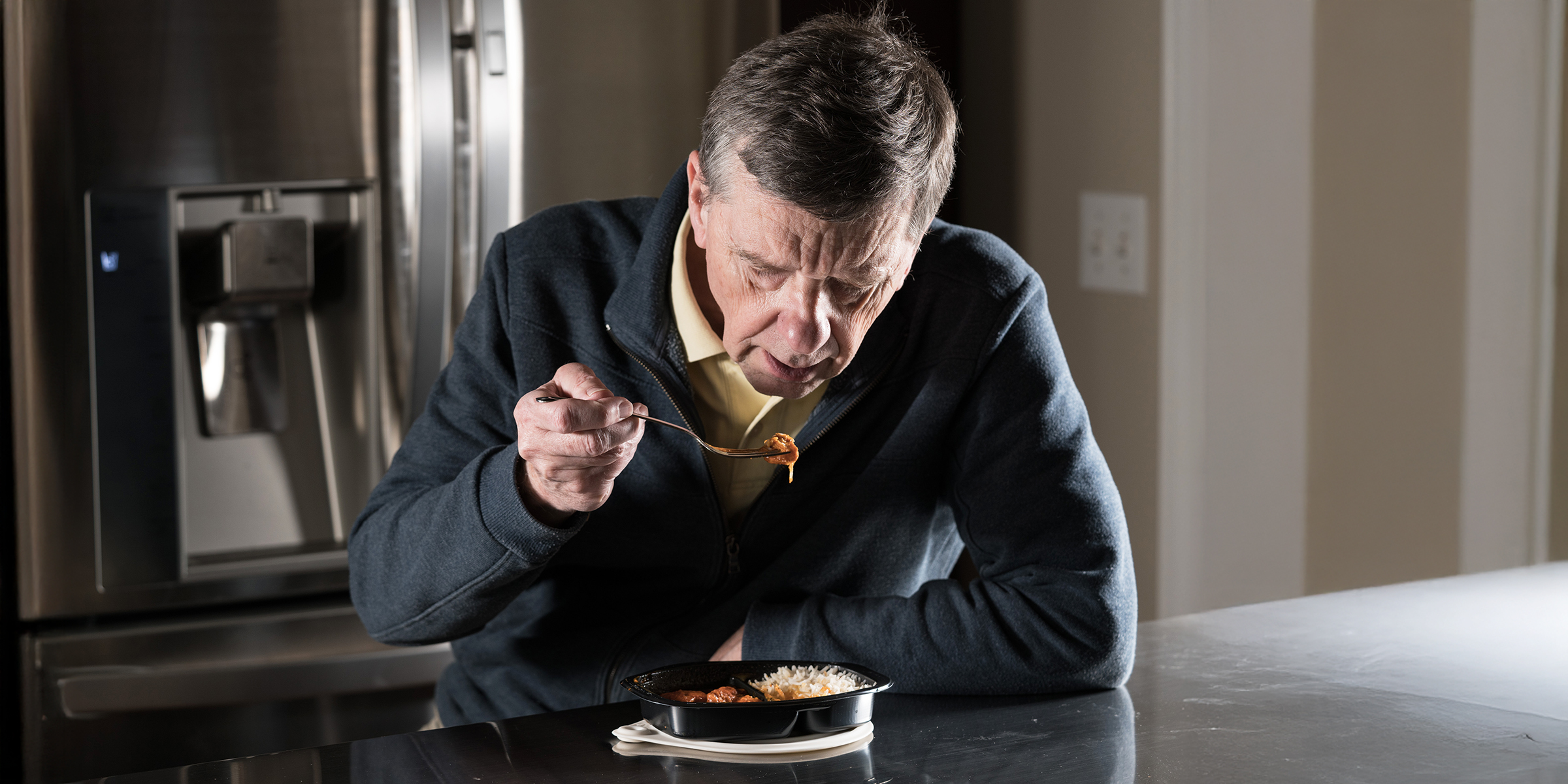 Un hombre comiendo | Fuente: Shutterstock