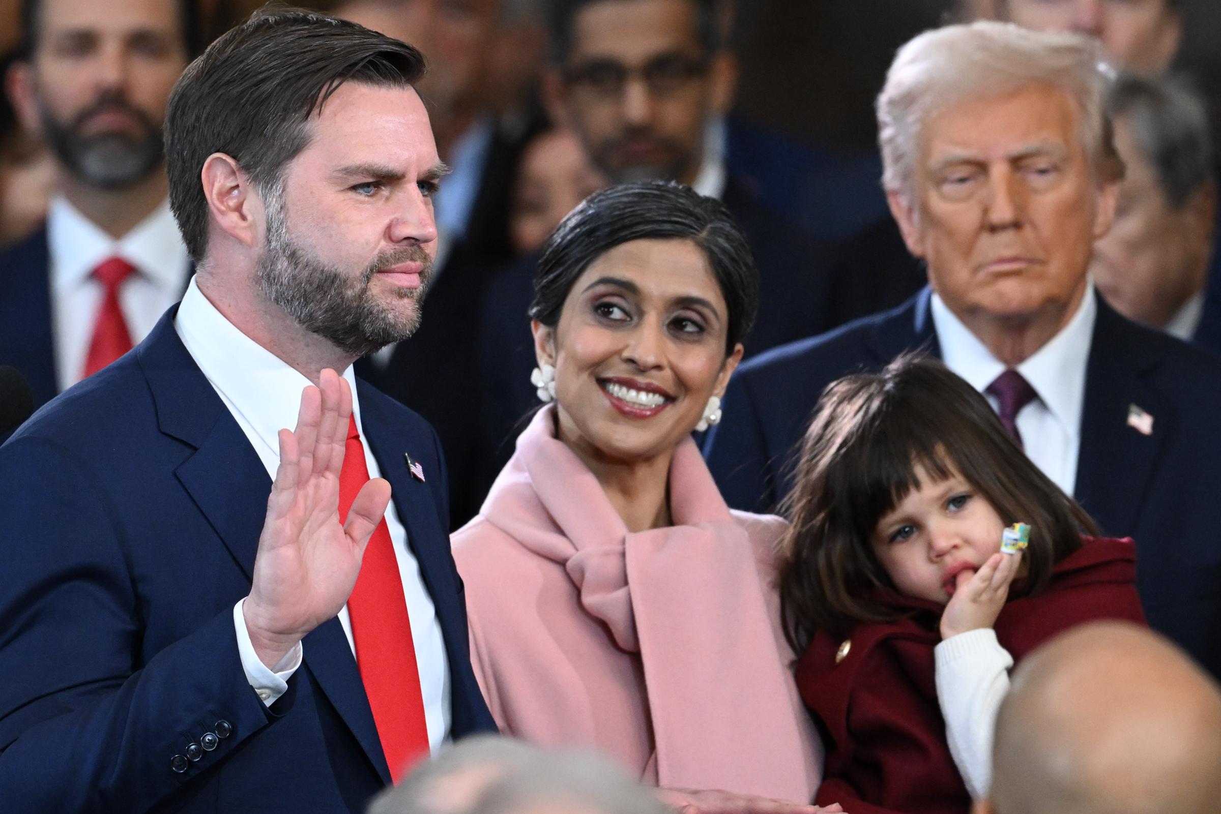 J.D. Vance jura el cargo de vicepresidente de EE.UU. junto a su esposa, Usha, y su familia, mientras el presidente Donald Trump observa | Fuente: Getty Images