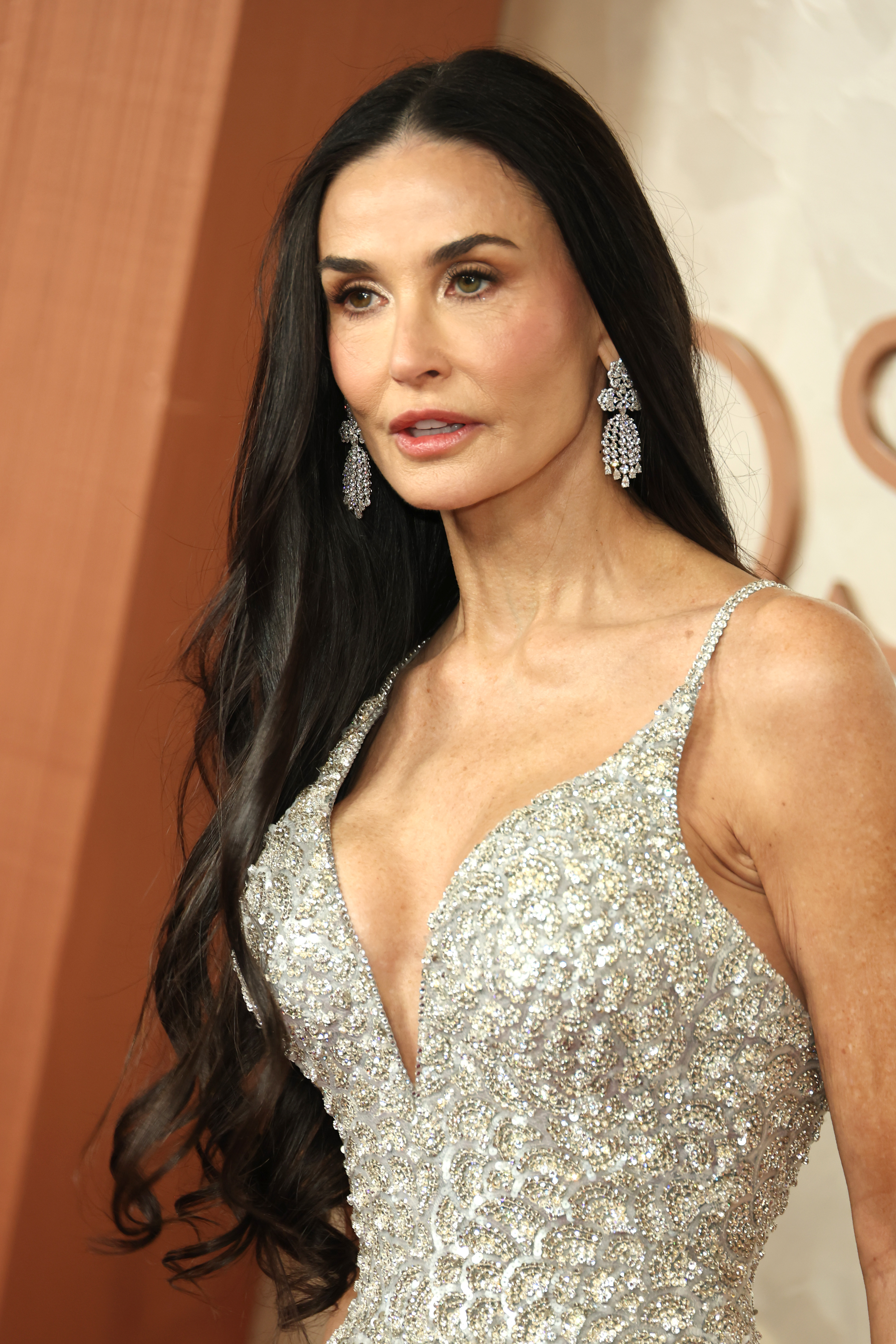 Demi Moore camina por la alfombra roja de la 97ª edición de los Oscar en el Dolby Theatre el 2 de marzo de 2025 | Fuente: Getty Images