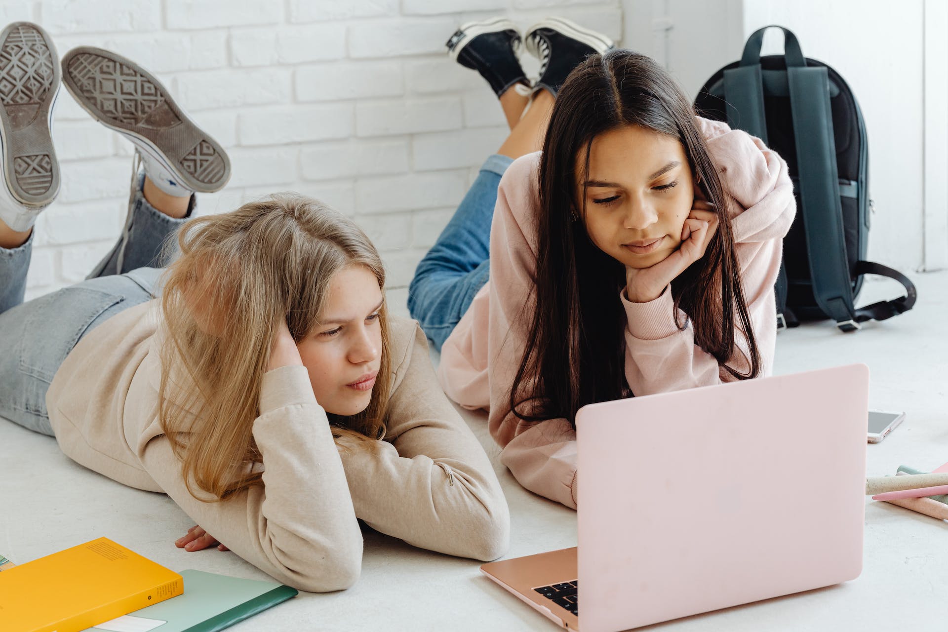 Dos chicas jóvenes utilizando un ordenador portátil | Fuente: Pexels